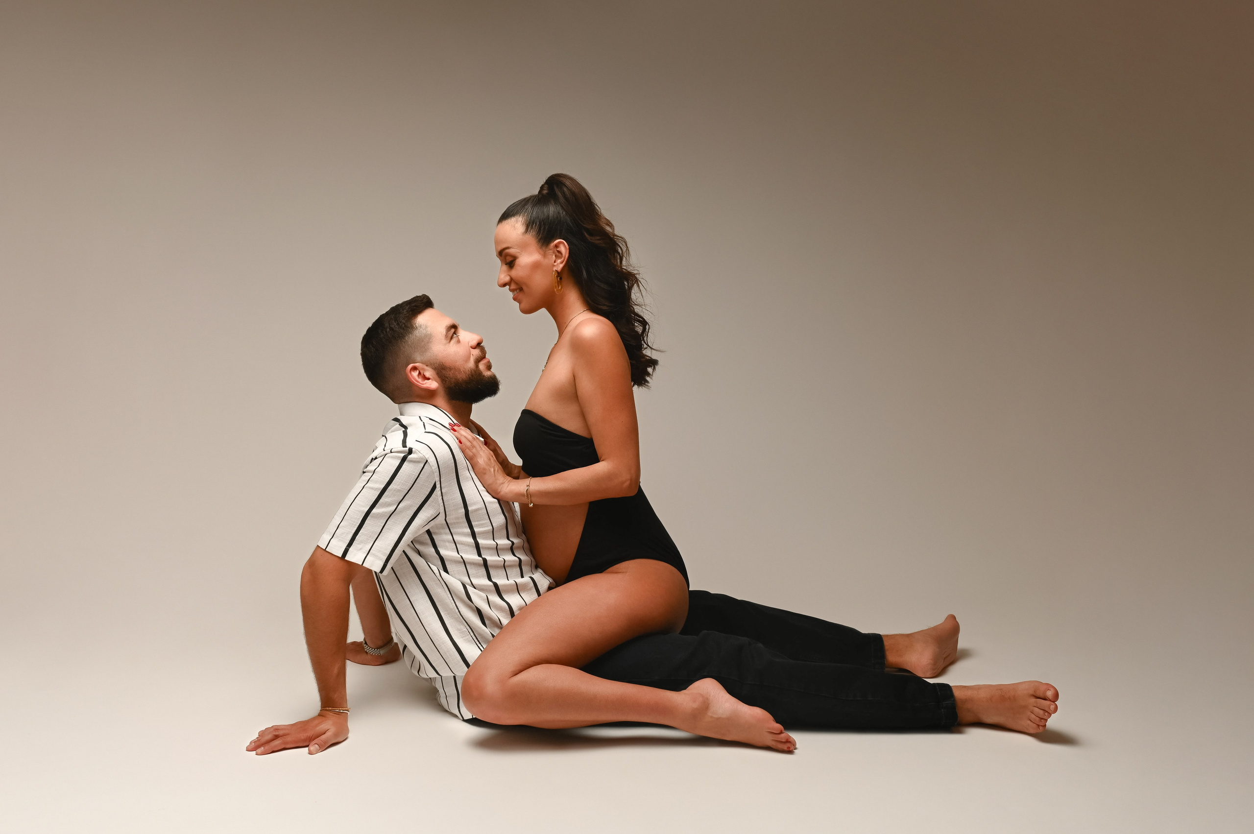 Maternity Vogue Style Photoshoot. WELCOME