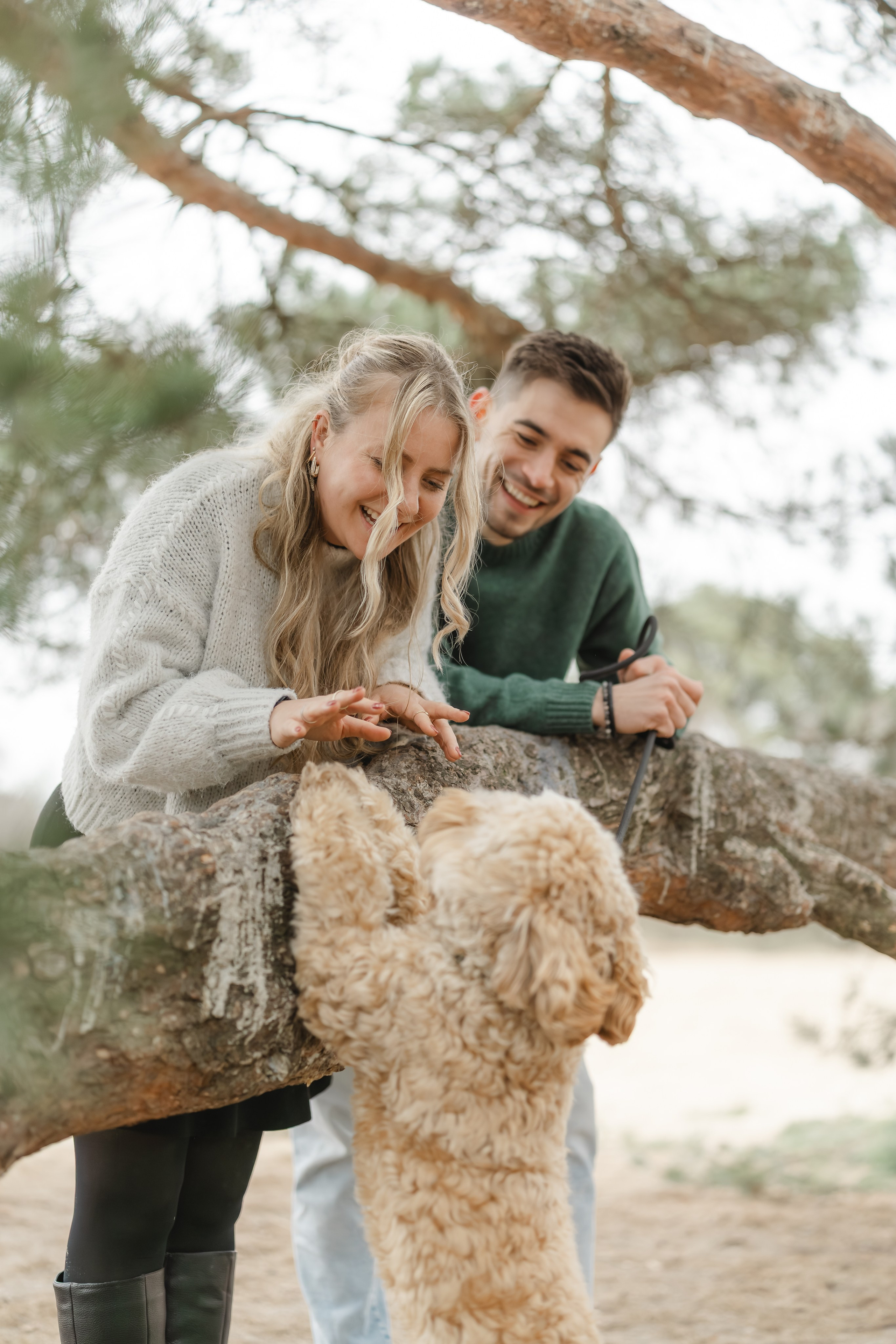 Kapture Fotografie - Portret van een koppel tijdens een romantische fotoshoot, met focus op connectie en emoties.