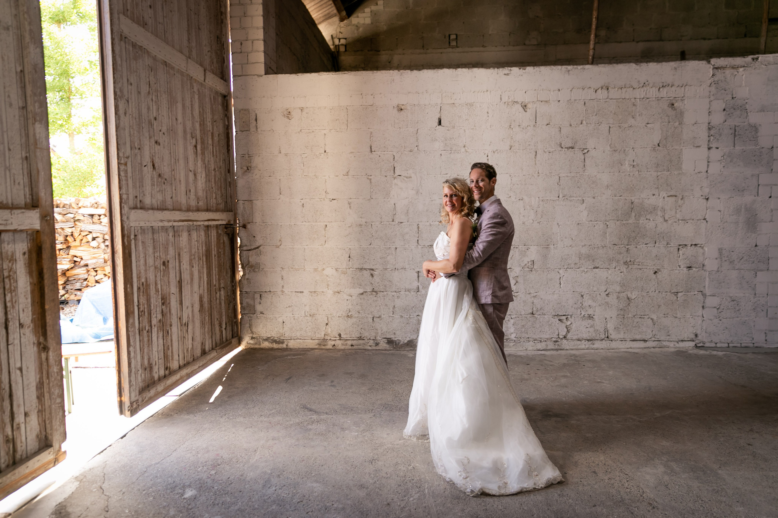 Wedding photo Frankfurt – emotional first look near the skyline