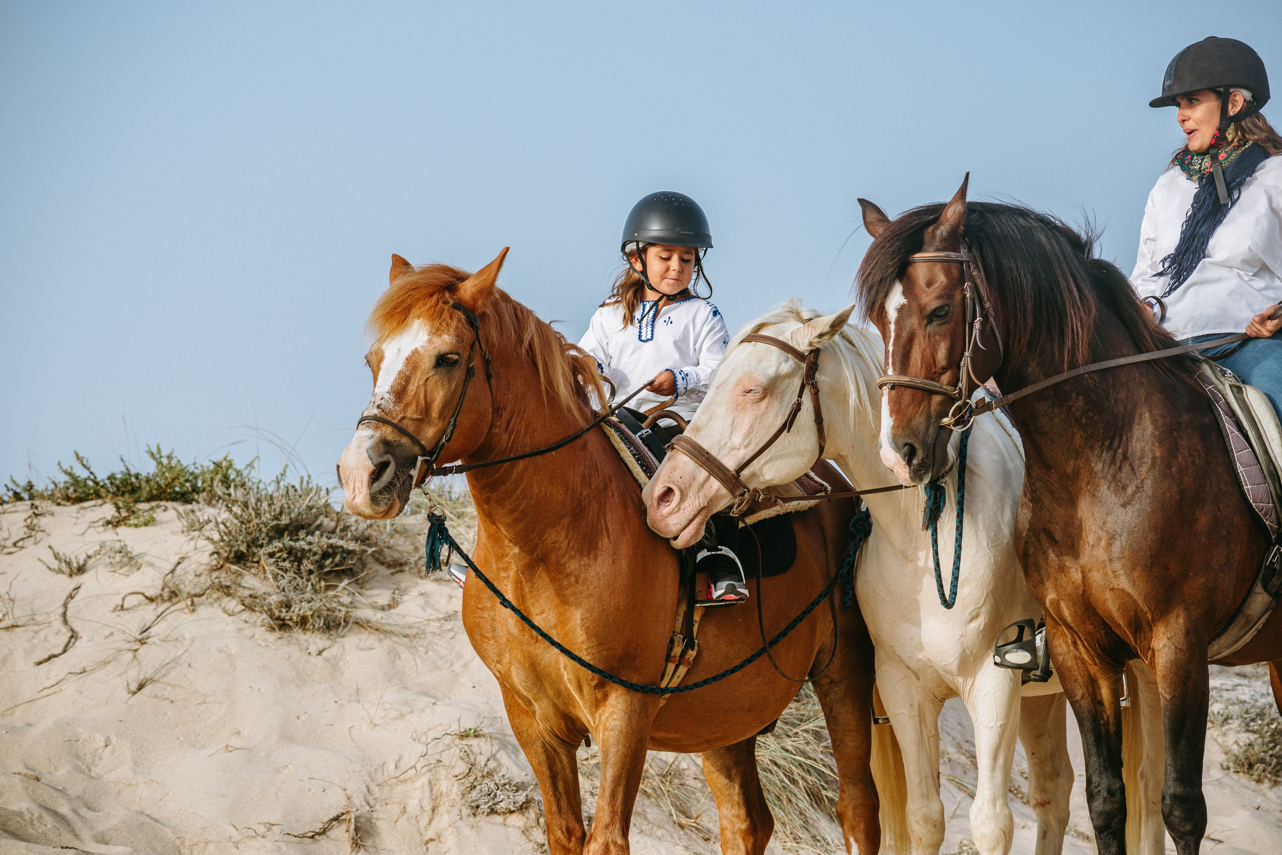 Marlene & Tiago com filhos. Passeios a Cavalo na Praia Peniche | Eco Salgados Agroturismo