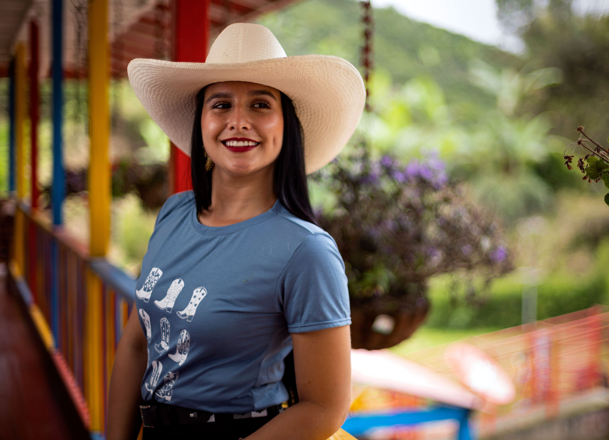 Fotógrafo de retratos fotógrafo de estilo de vida fotografía de locación fotografía de estudio sesión de fotos marca personal. Fotografía profesional para su evento en Caldas por SERFOTOGRAFÍA