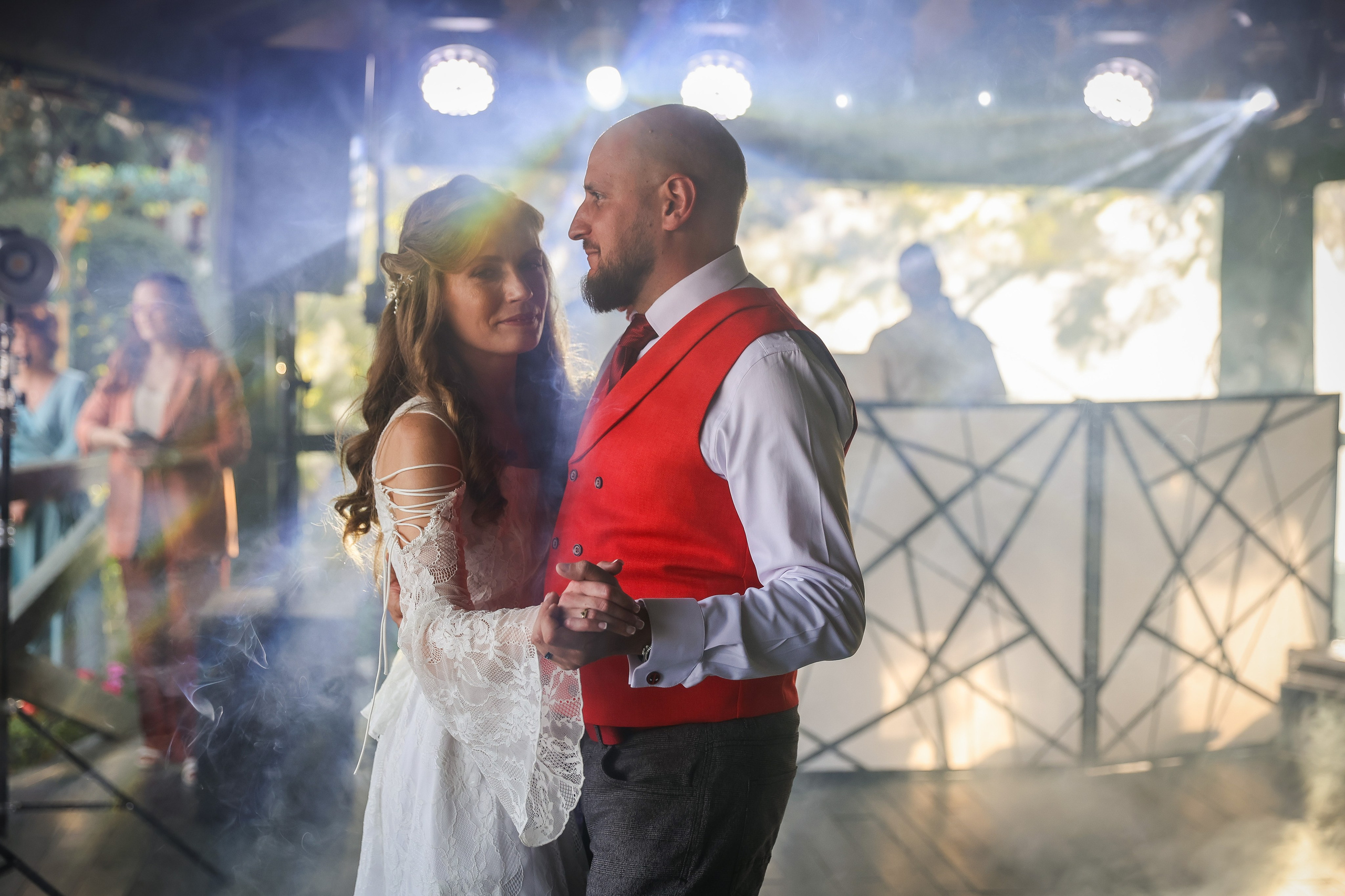 Orsi & Remus, eleganță în inima Transilvaniei. Rares Bucur is a professional wedding photographer based in Cluj-Napoca, Romania, specializing in wedding photography