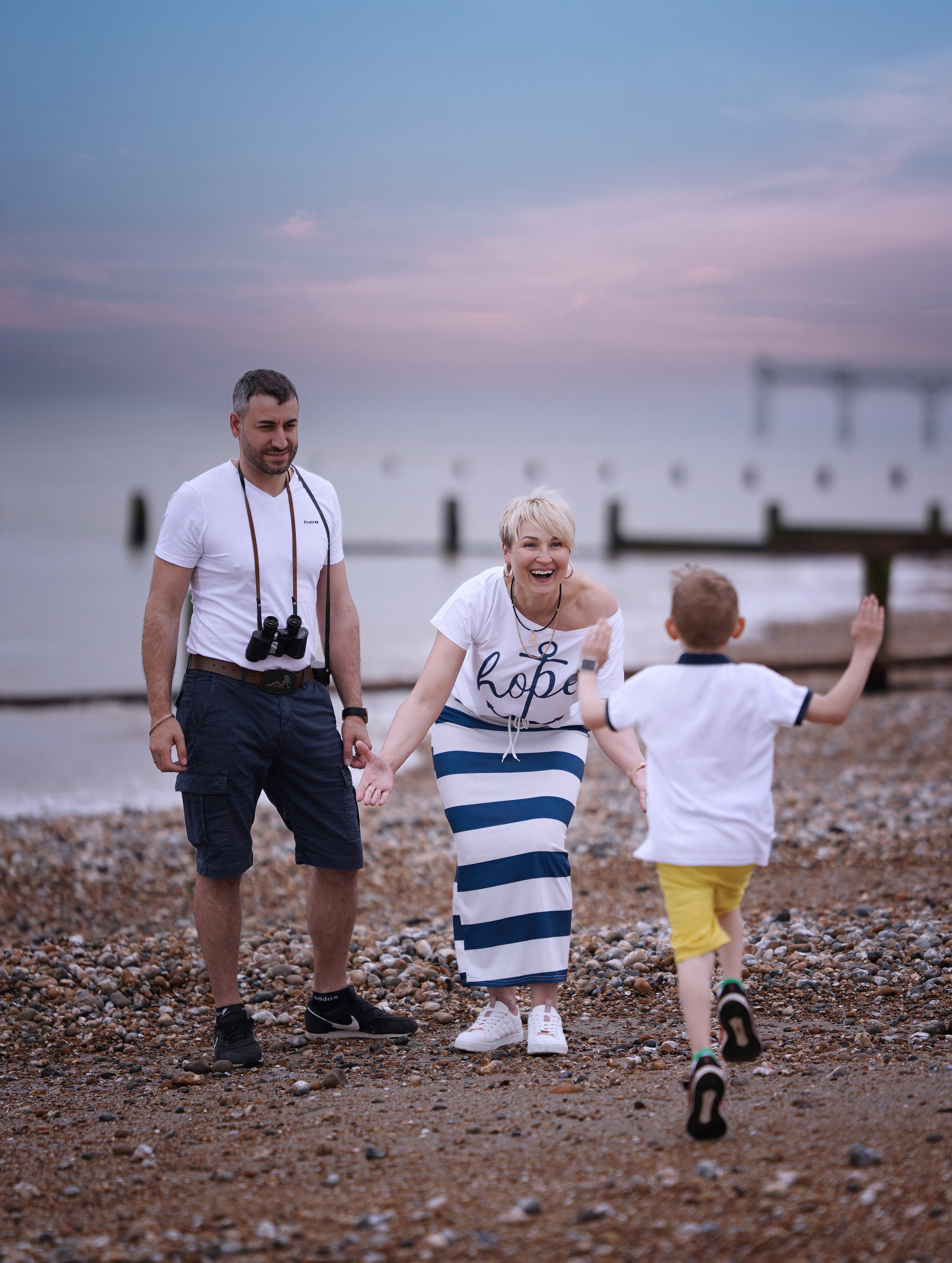 Family walk in the seaside. Jelena Upleja children and family photographer in Bognor Regis
