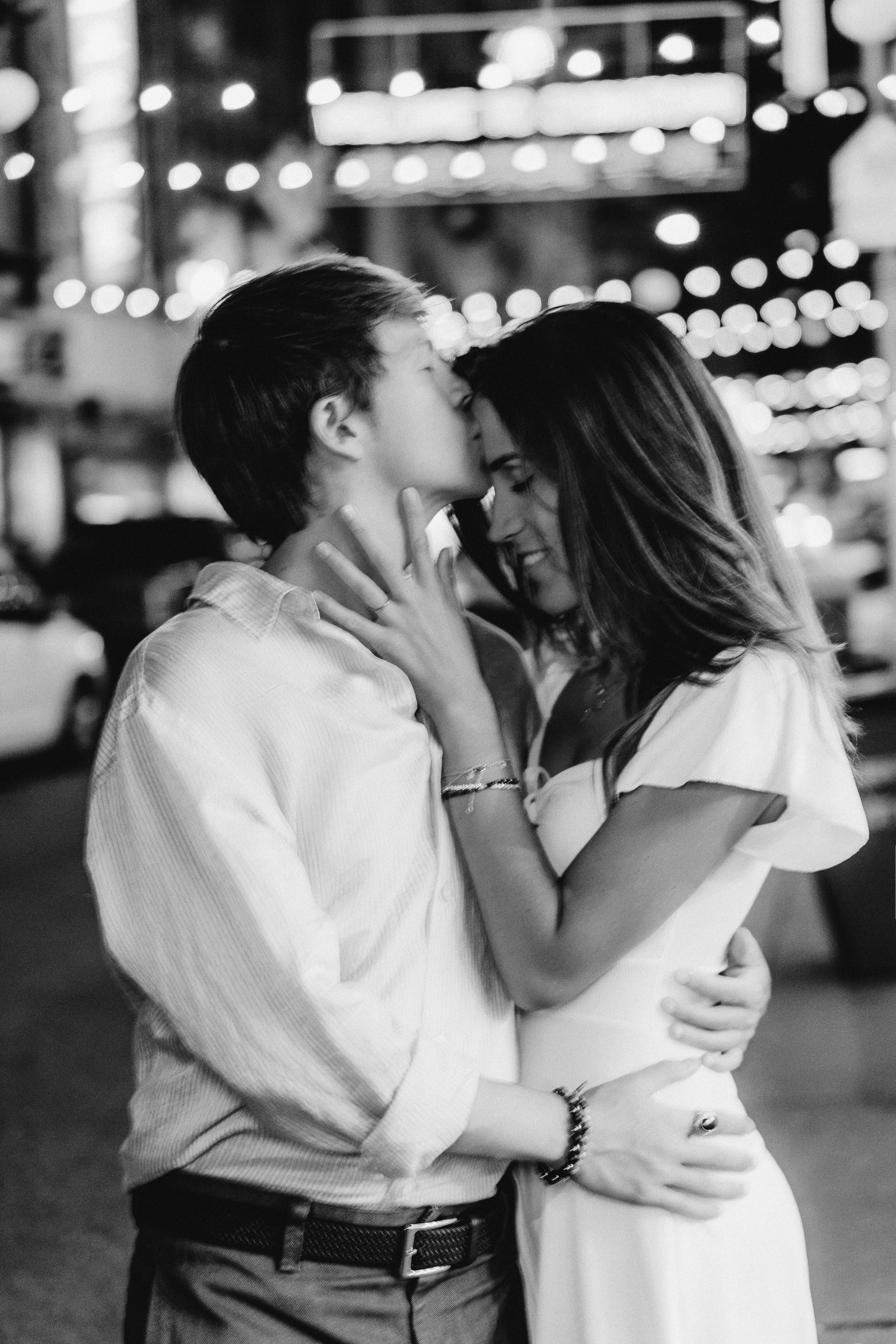 Couple in the night city. Videographer and photographer in New York // MAKAROV.VIDEO