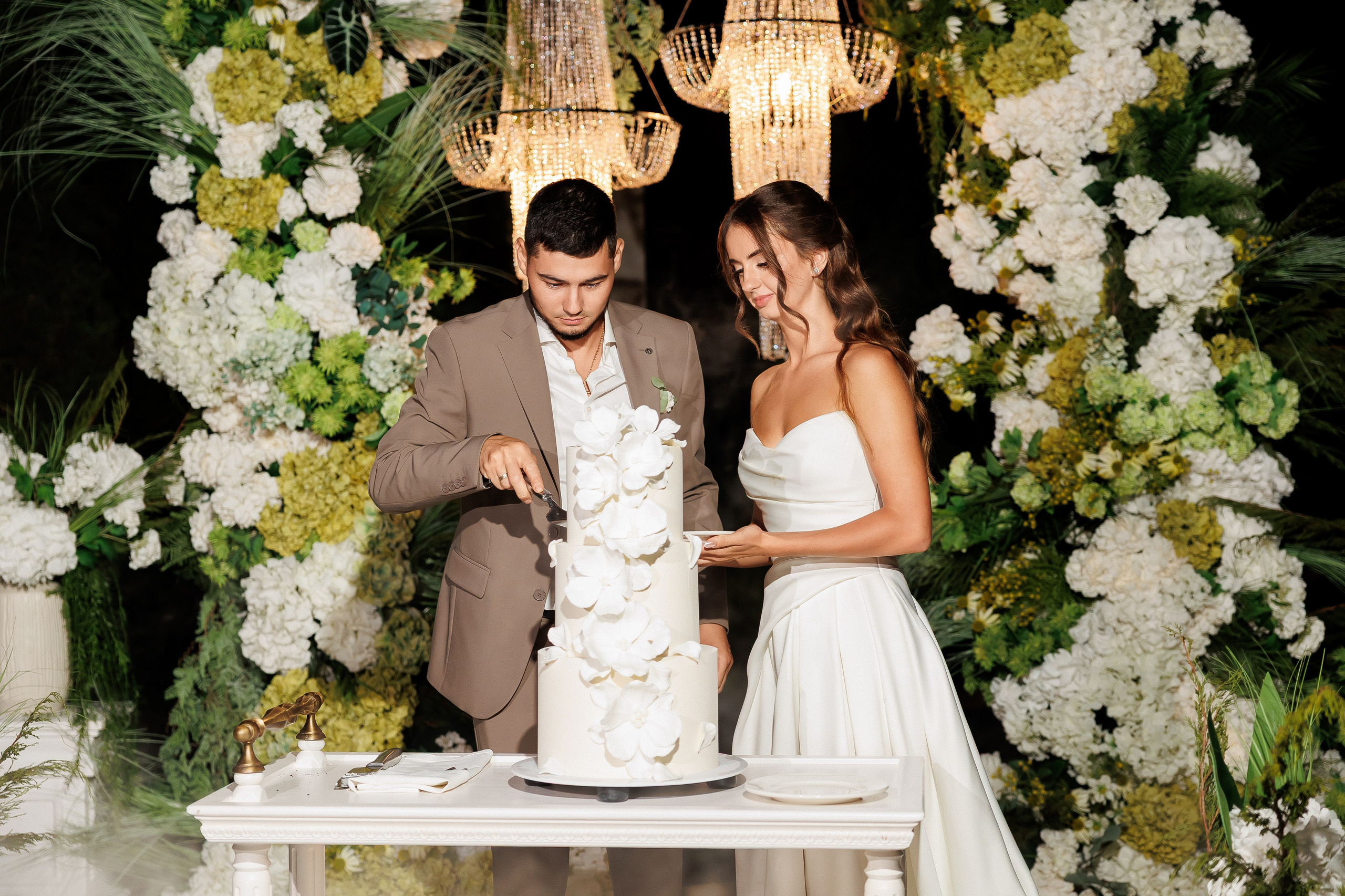 Eugen & Livia — Grand Elysee — Wedding Day. Servicii Foto și Video 067188353