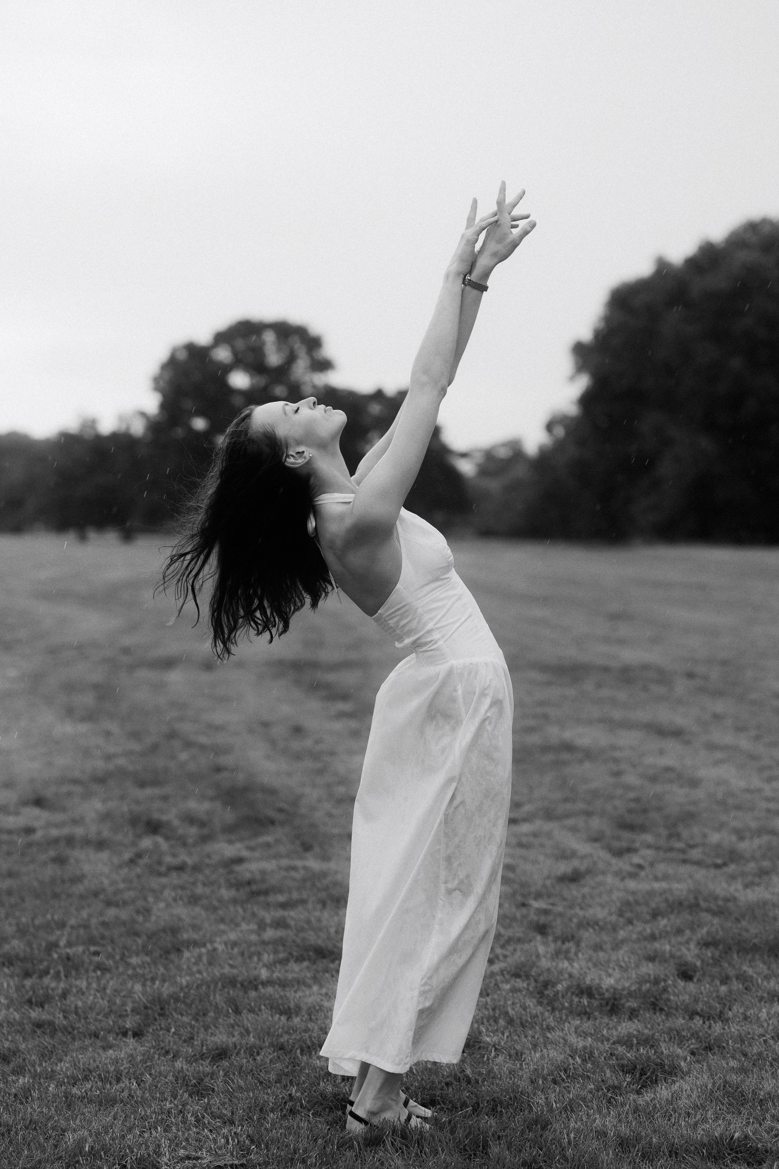 Between Rain and Light — Black & White Portrait Session in Leipzig. Кристина Кожельцова — чёрно-белая портретная фотография в Лейпциге. Германия