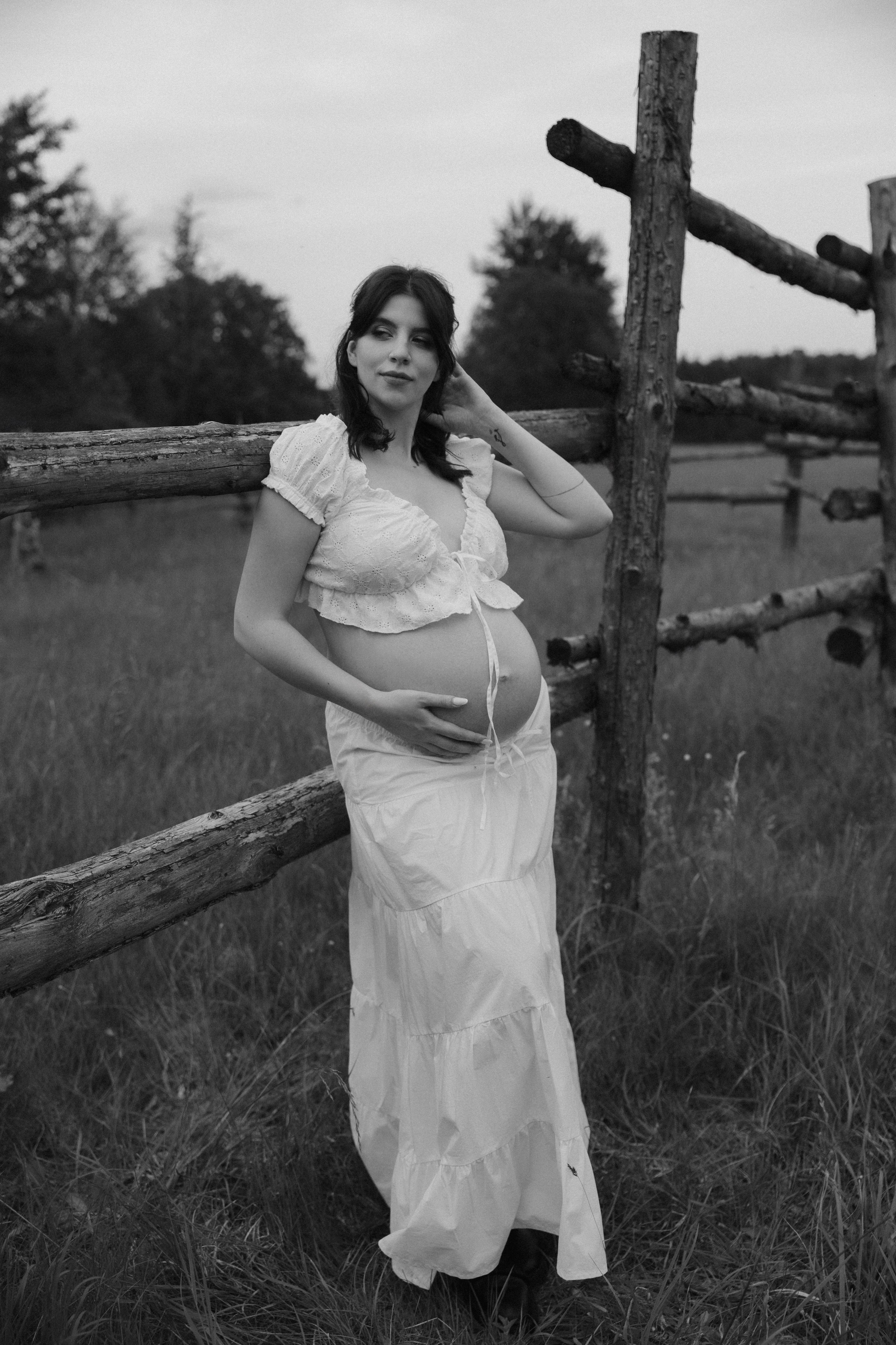 Lera & Maksim | laukimo fotosesija pievoje saulei besileidžiant. Vestuvių ir šeimų fotografė Lena Bondarenko / belove photo