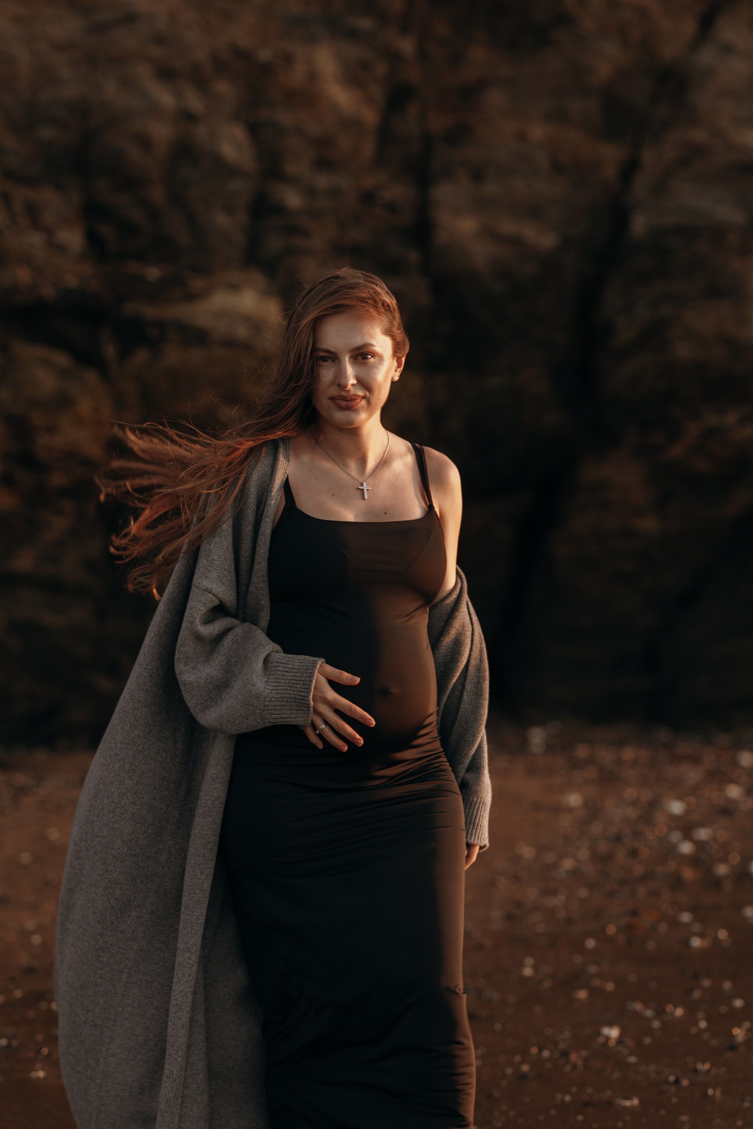 Sunset maternity photoshoot. Annah Louwagie — Lifestyle photographer for couples, families & brands | France & worldwide