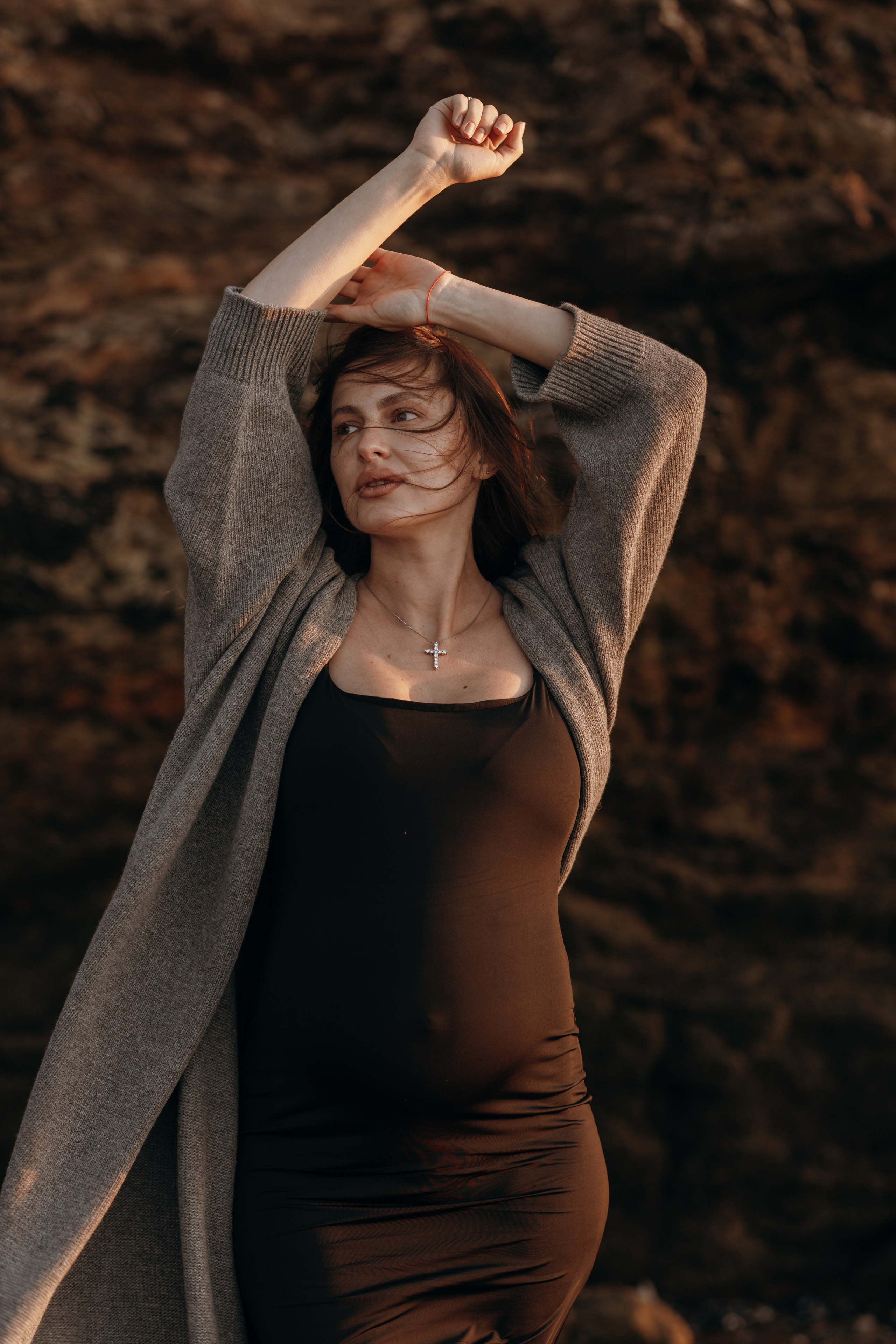 Sunset maternity photoshoot. Annah Louwagie — Lifestyle photographer for couples, families & brands | France & worldwide