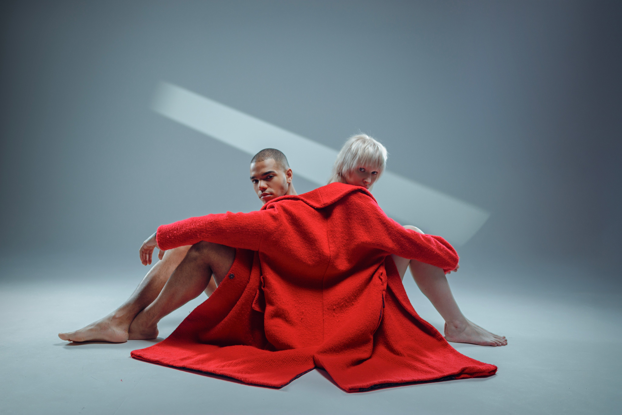 Пара в одном красном пальто