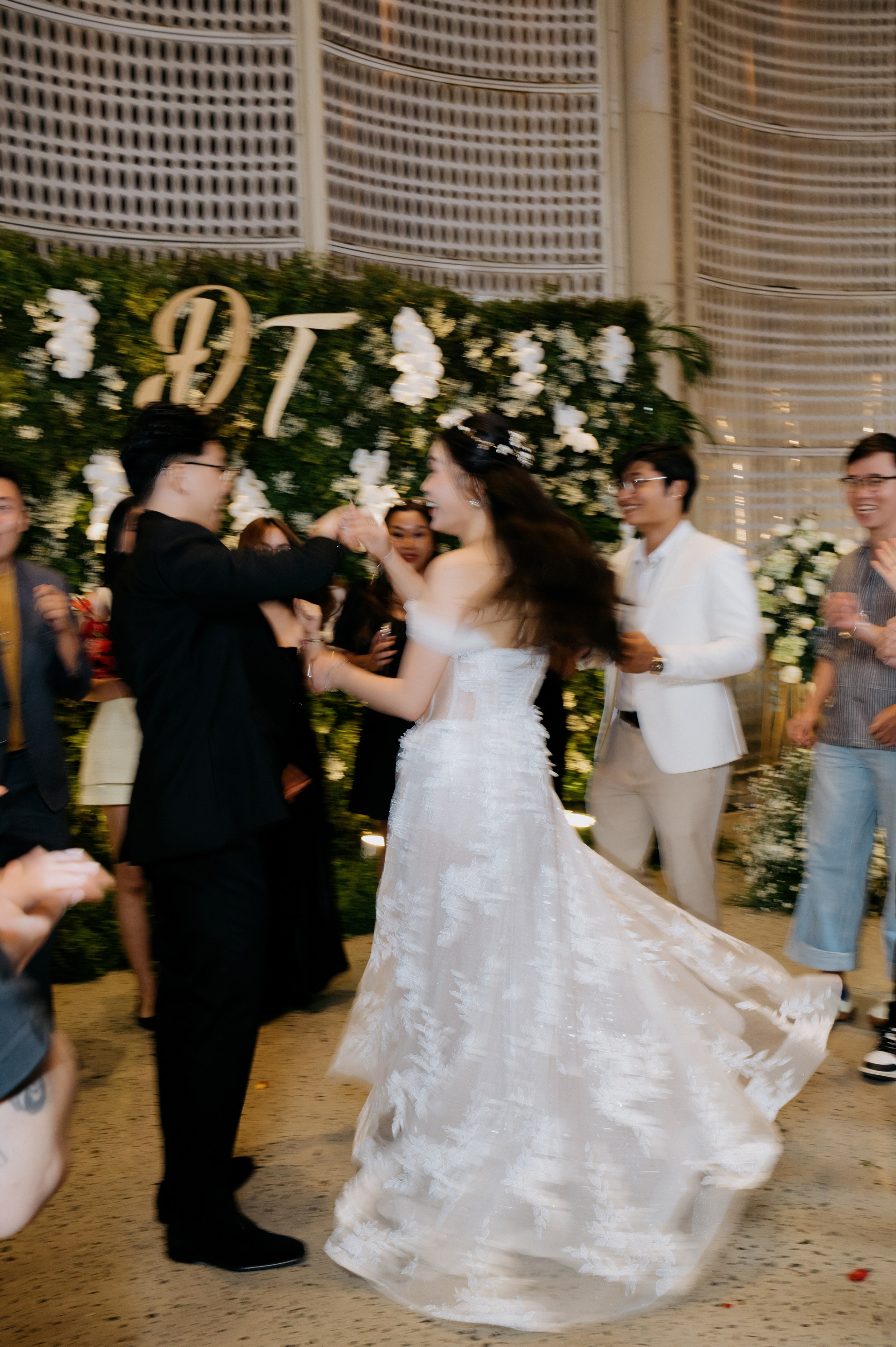 DAT & TU / Wedding Party. Saigon Wedding Present | Art Beyond Moments