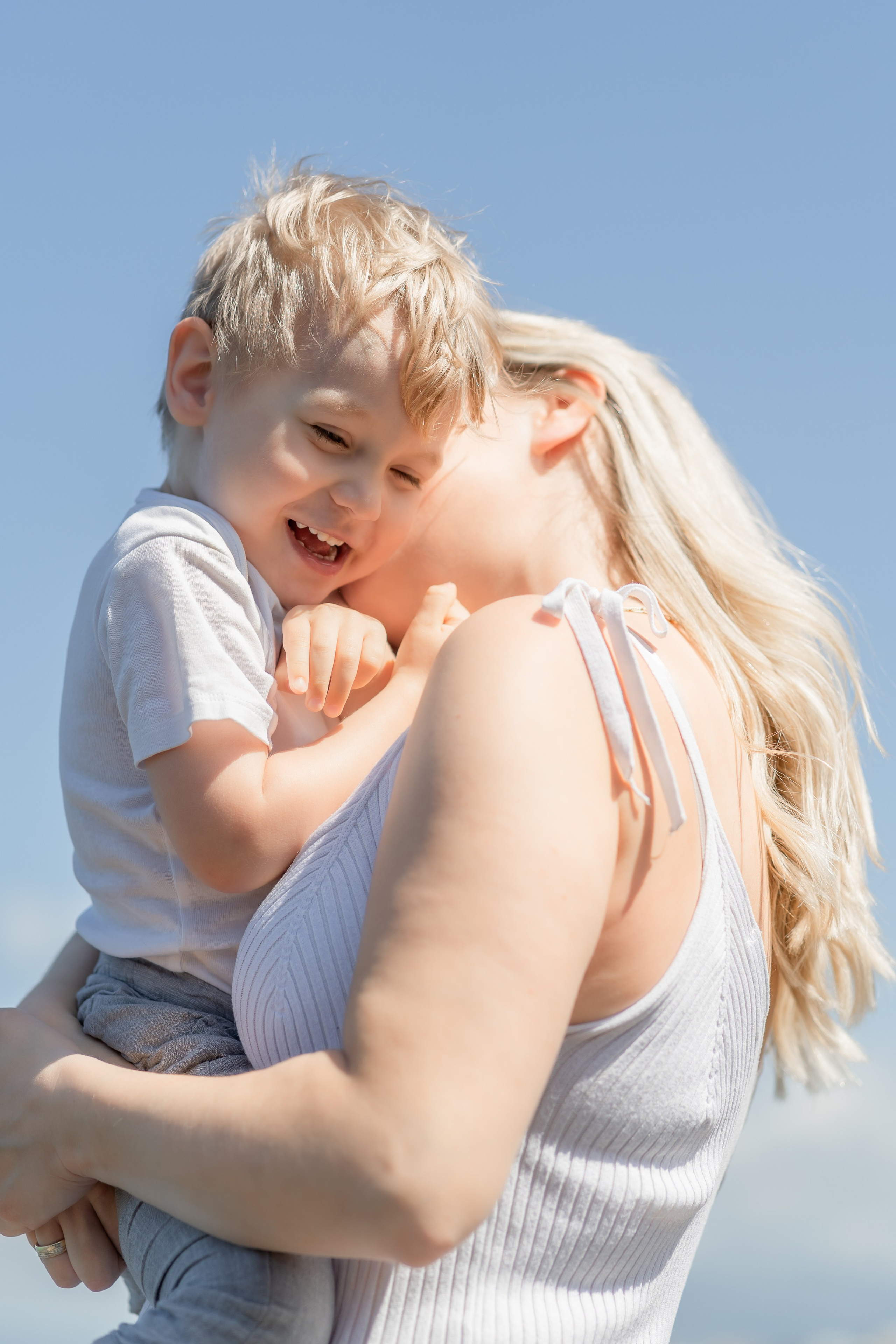 Babybauch-Shooting am Meer auf Mallorca mit Familie. Deine Fotografin auf Mallorca für Familien und Business