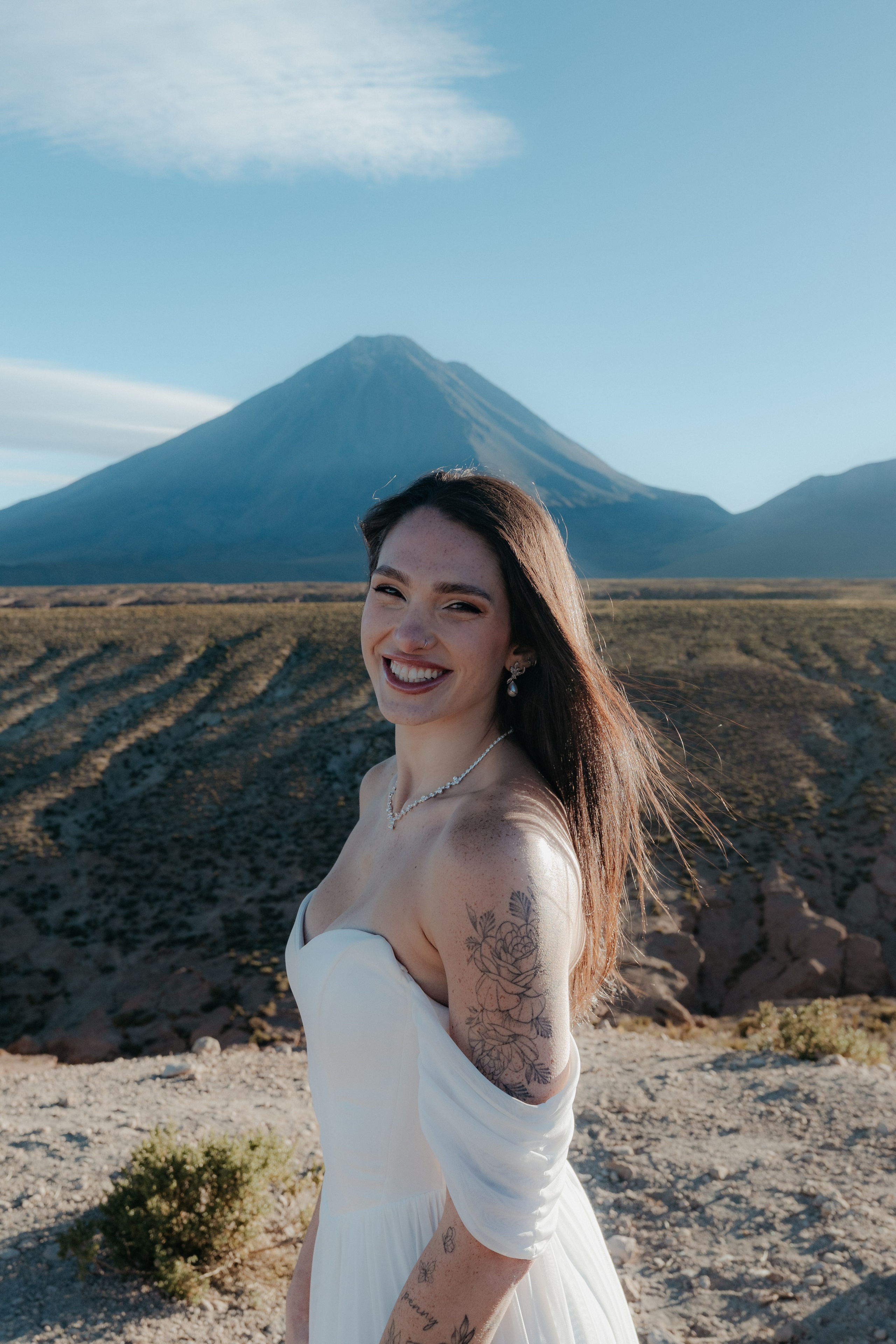 Pre-wedding no mirante do vulcão Licancabur. Photographer in San Pedro de Atacama