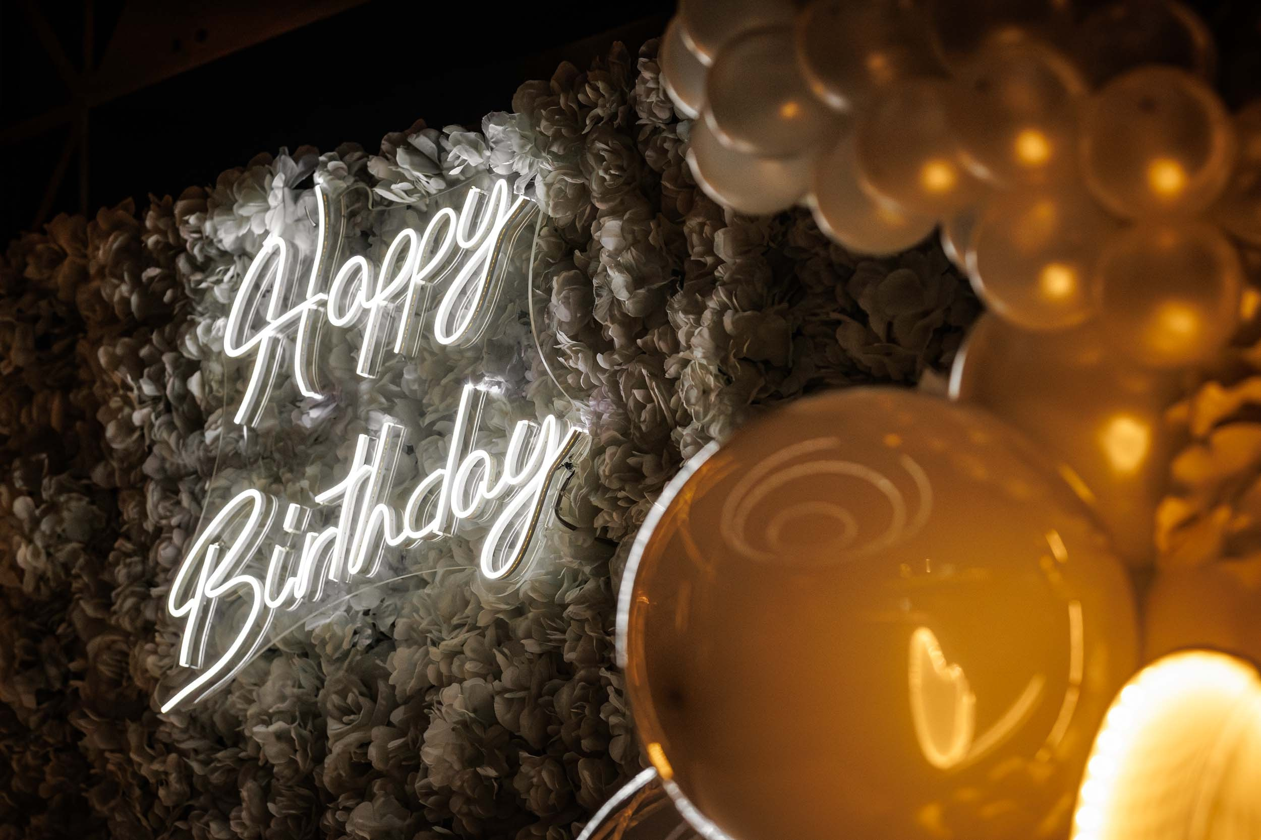 Dekoracija Happy Birthday sa balonima u SHOWROOM Event centru, profesionalno fotografisanje za 18. rođendan, Novi Sad.