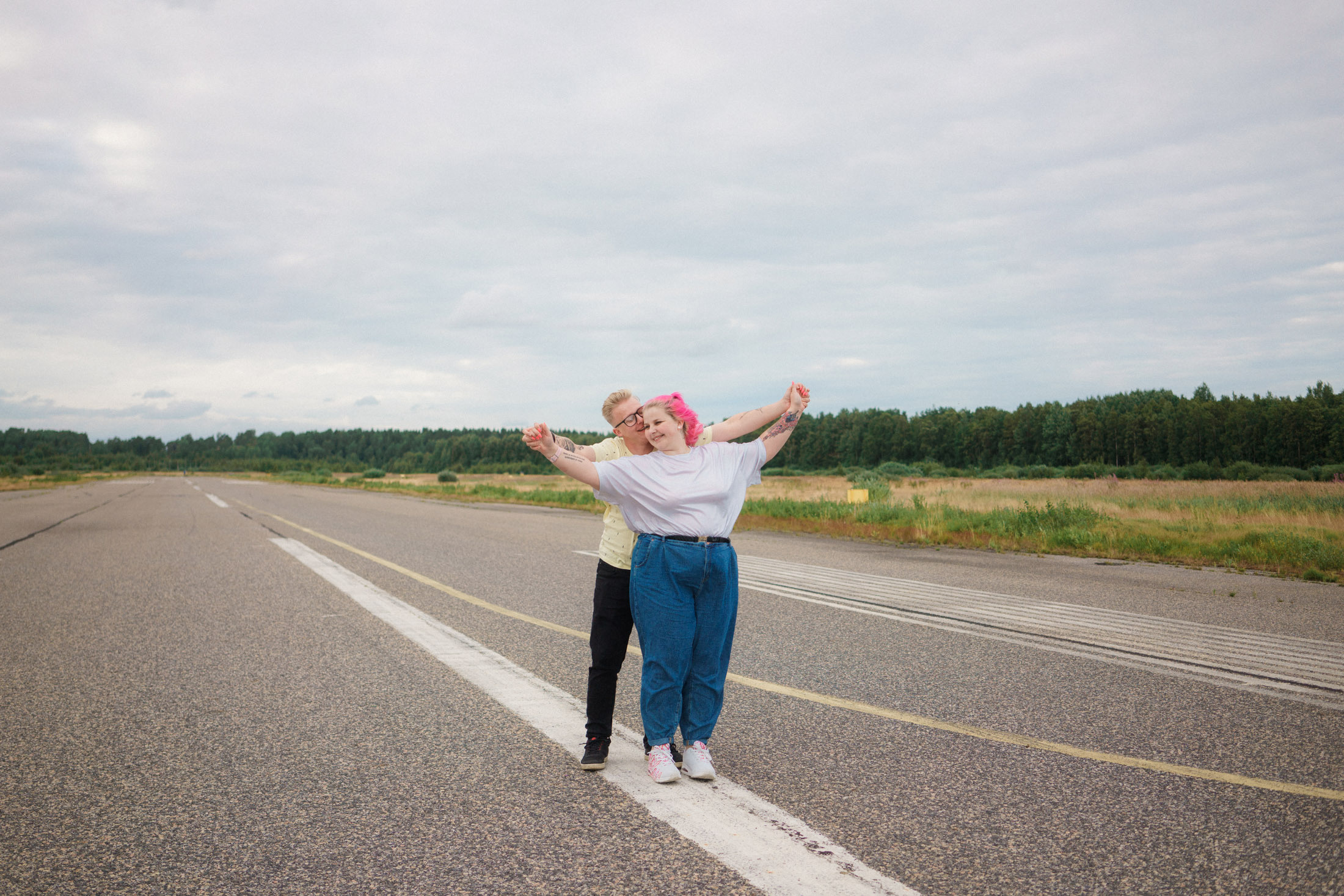 Dokumentaarinen kihlakuvaus Malmin lentokentällä