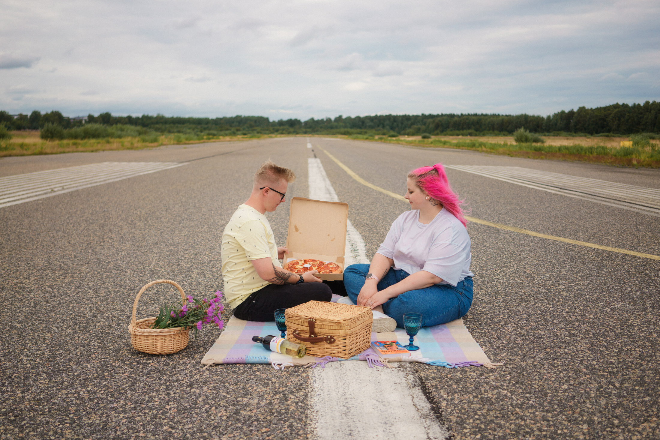 Dokumentaarinen kihlakuvaus Malmin lentokentällä