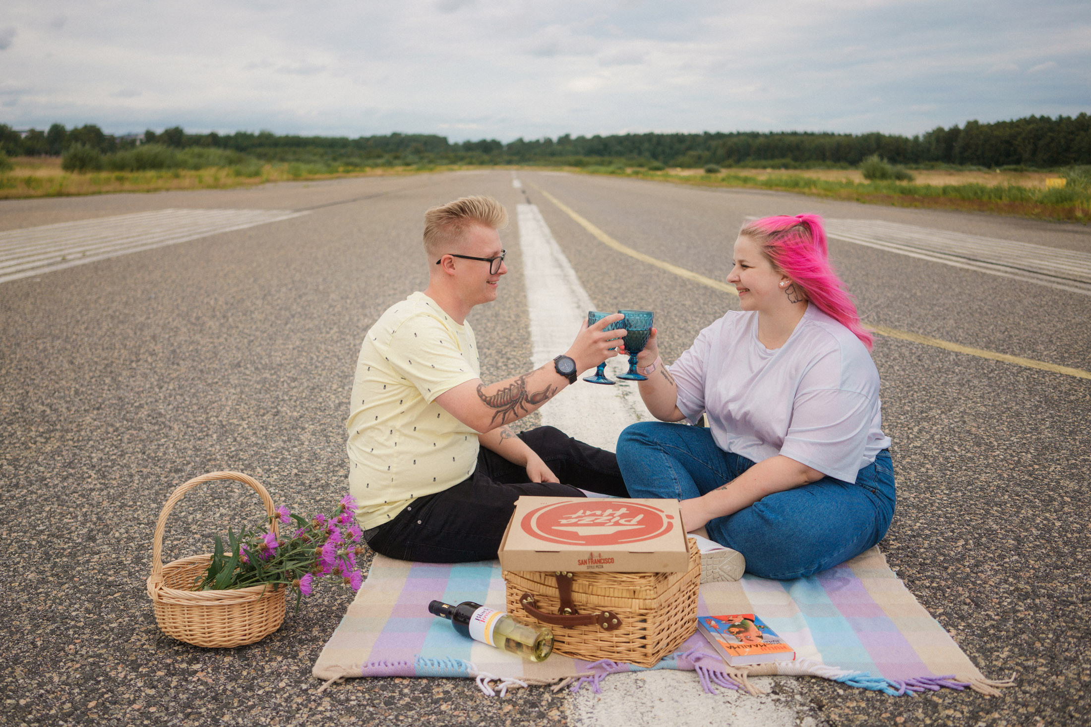 Dokumentaarinen kihlakuvaus Malmin lentokentällä