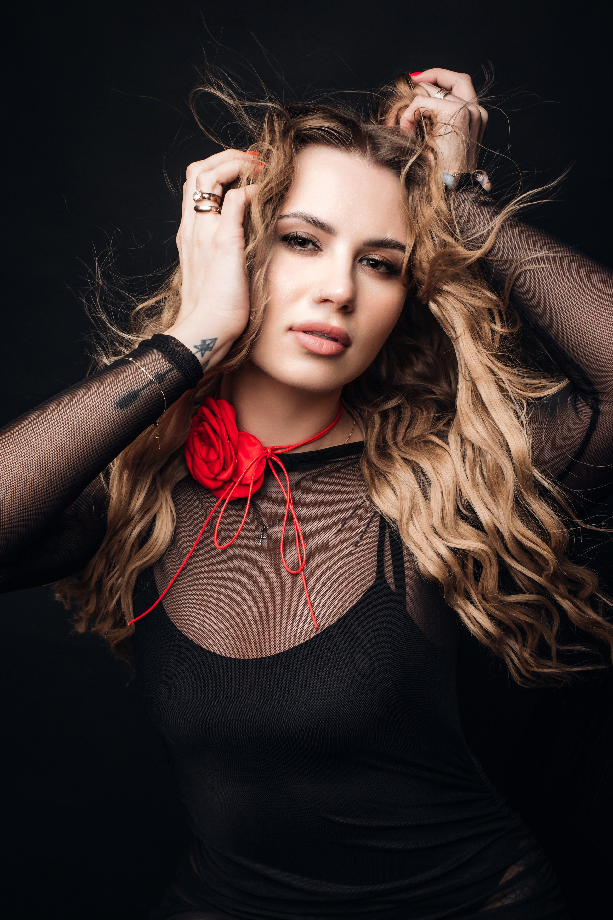 Fotosesijos studijoje. Aukse Stravi fotografė