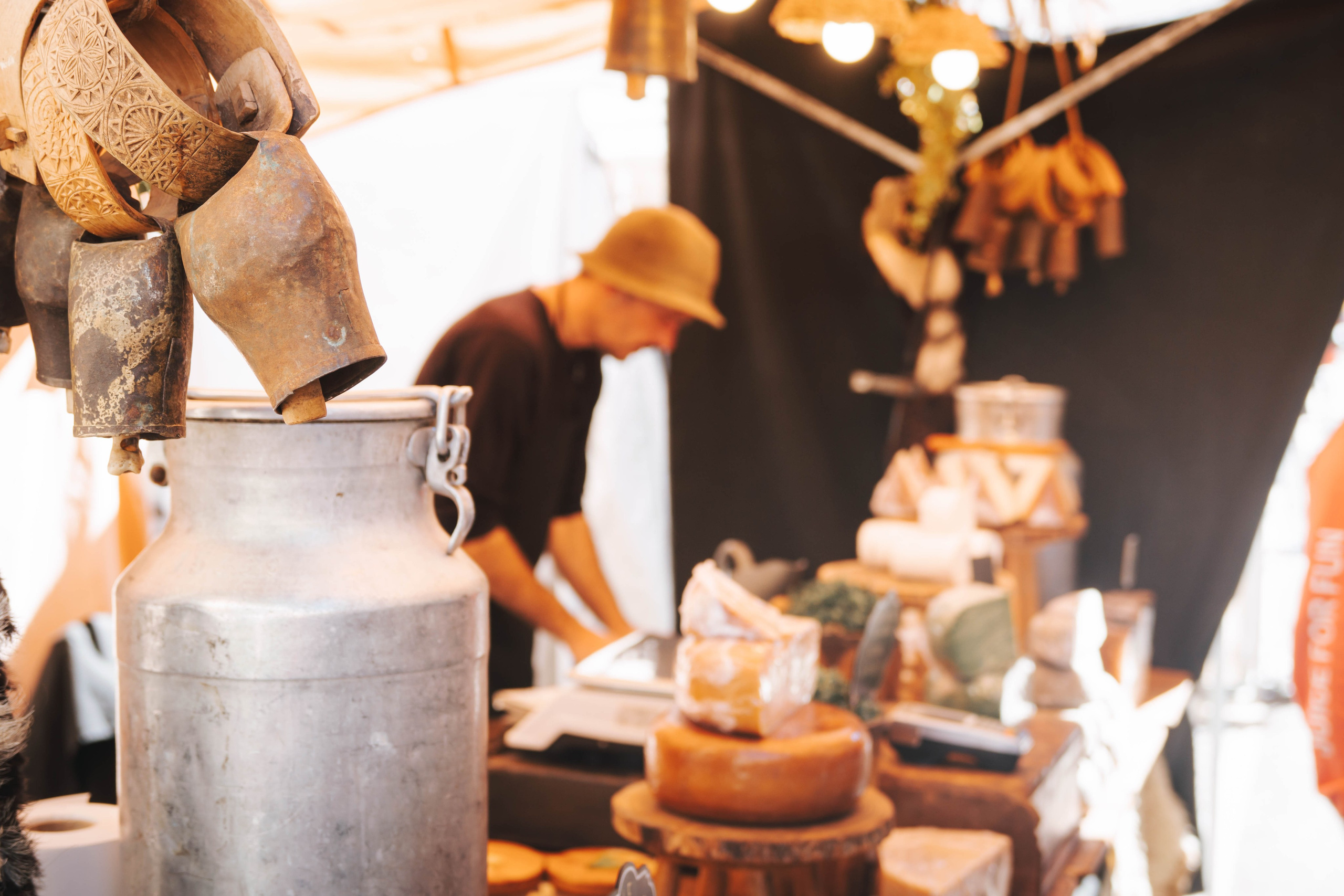 Mercadillo, La Pobleta de Bellveí. Alba del Norte Studio
