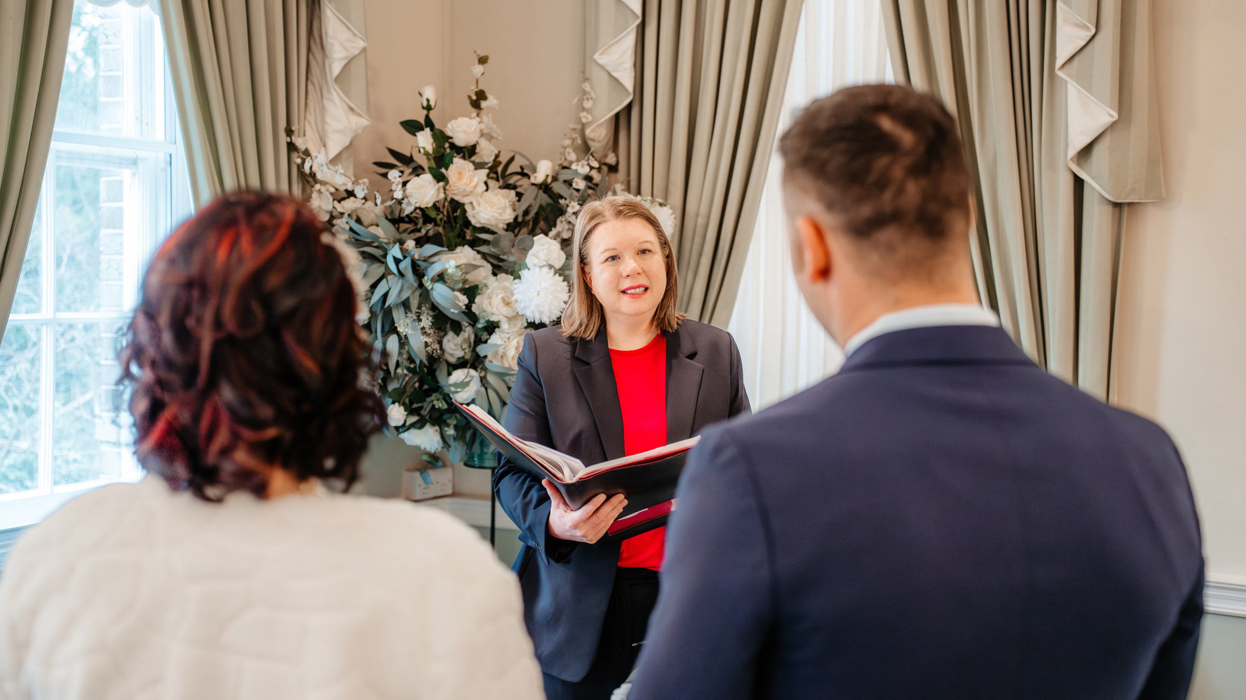 Privire complice intre miri, fotografiata in gradina Registry Office.