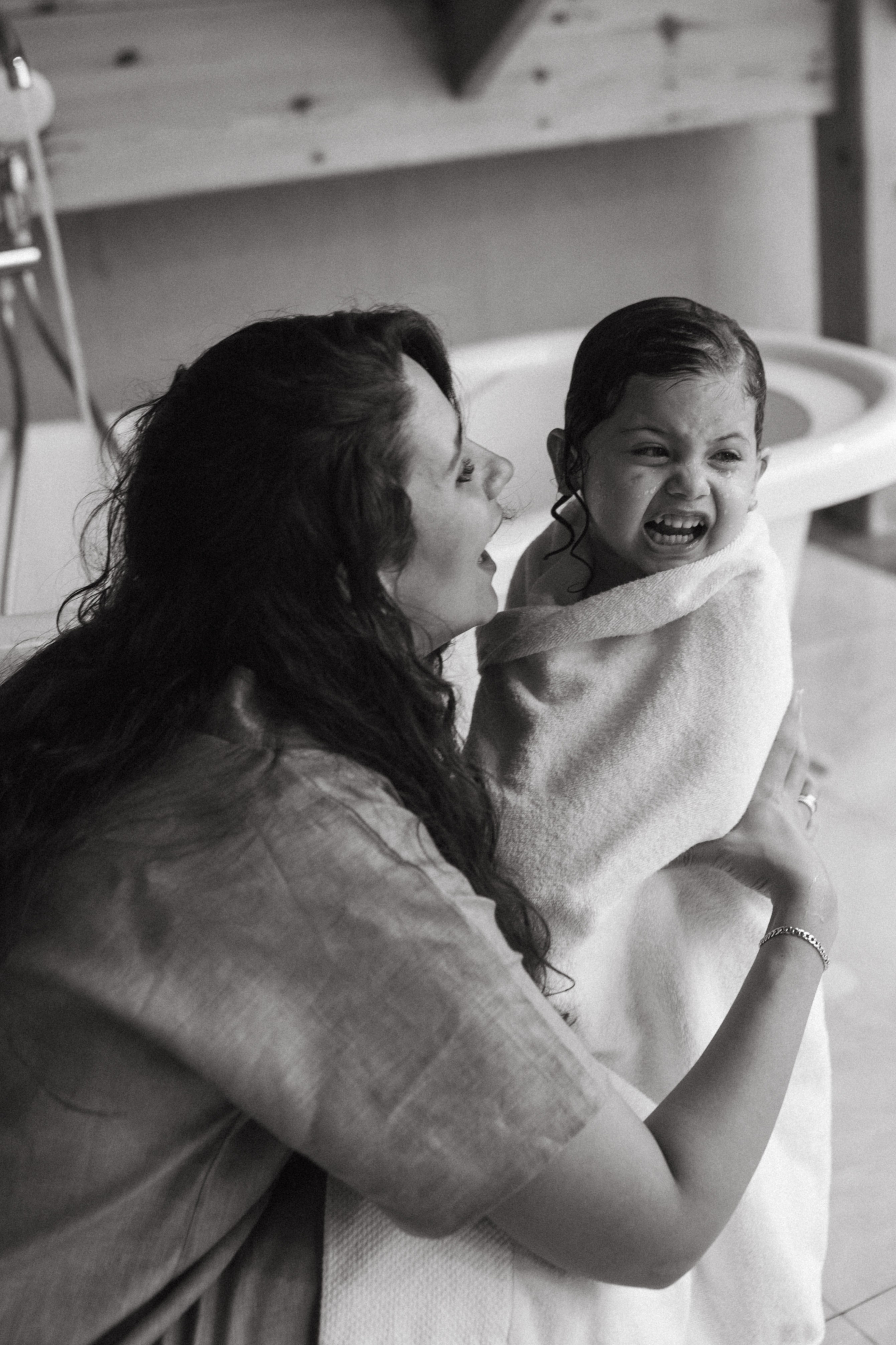 Amnah with daughters. Family photographer in Saudi Arabia