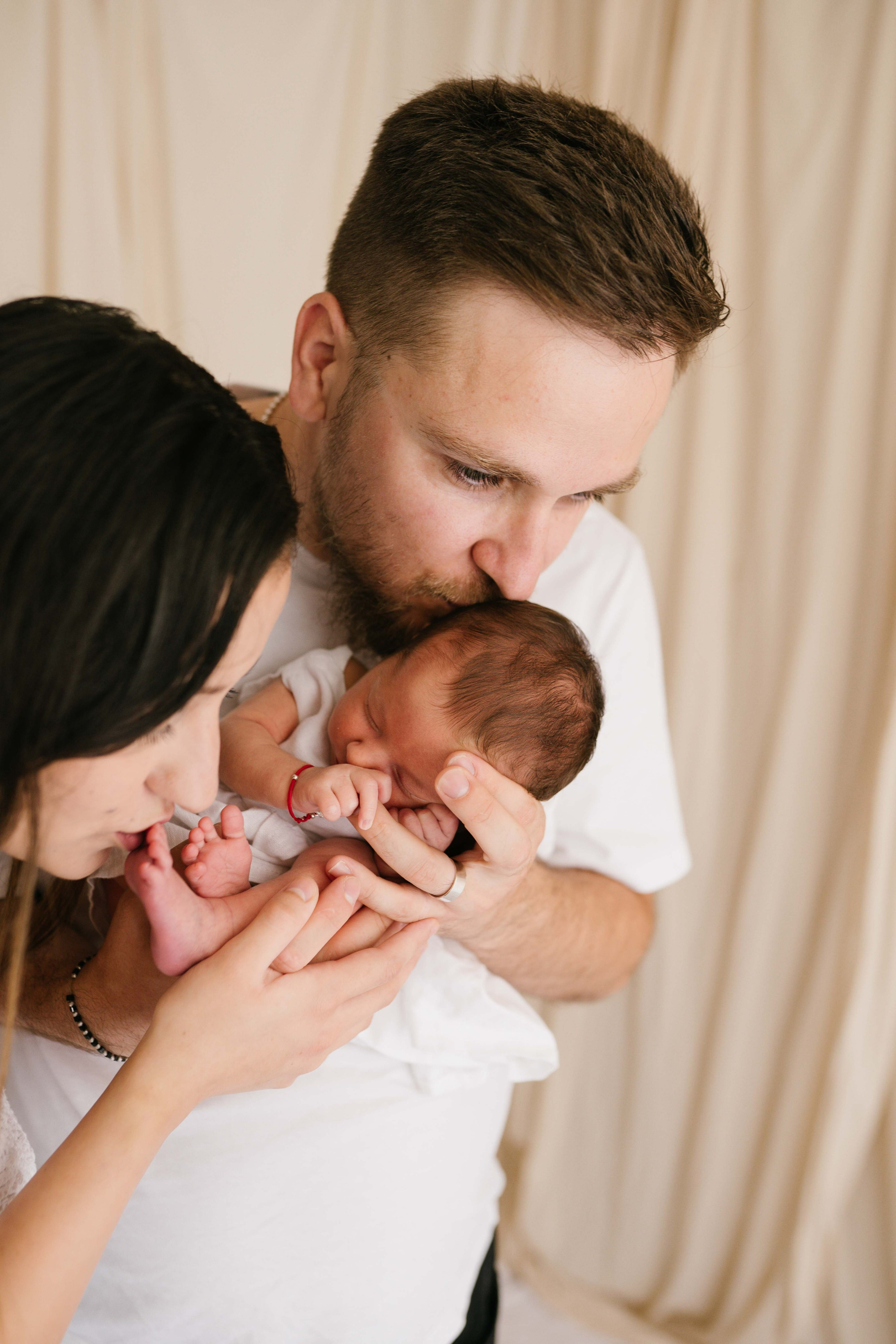 Inspira sesiune foto nou-nascut. Madalina Beda- Artist vizual, fotograf, doula la nastere, consultant babywearing Brasov si in toata tara