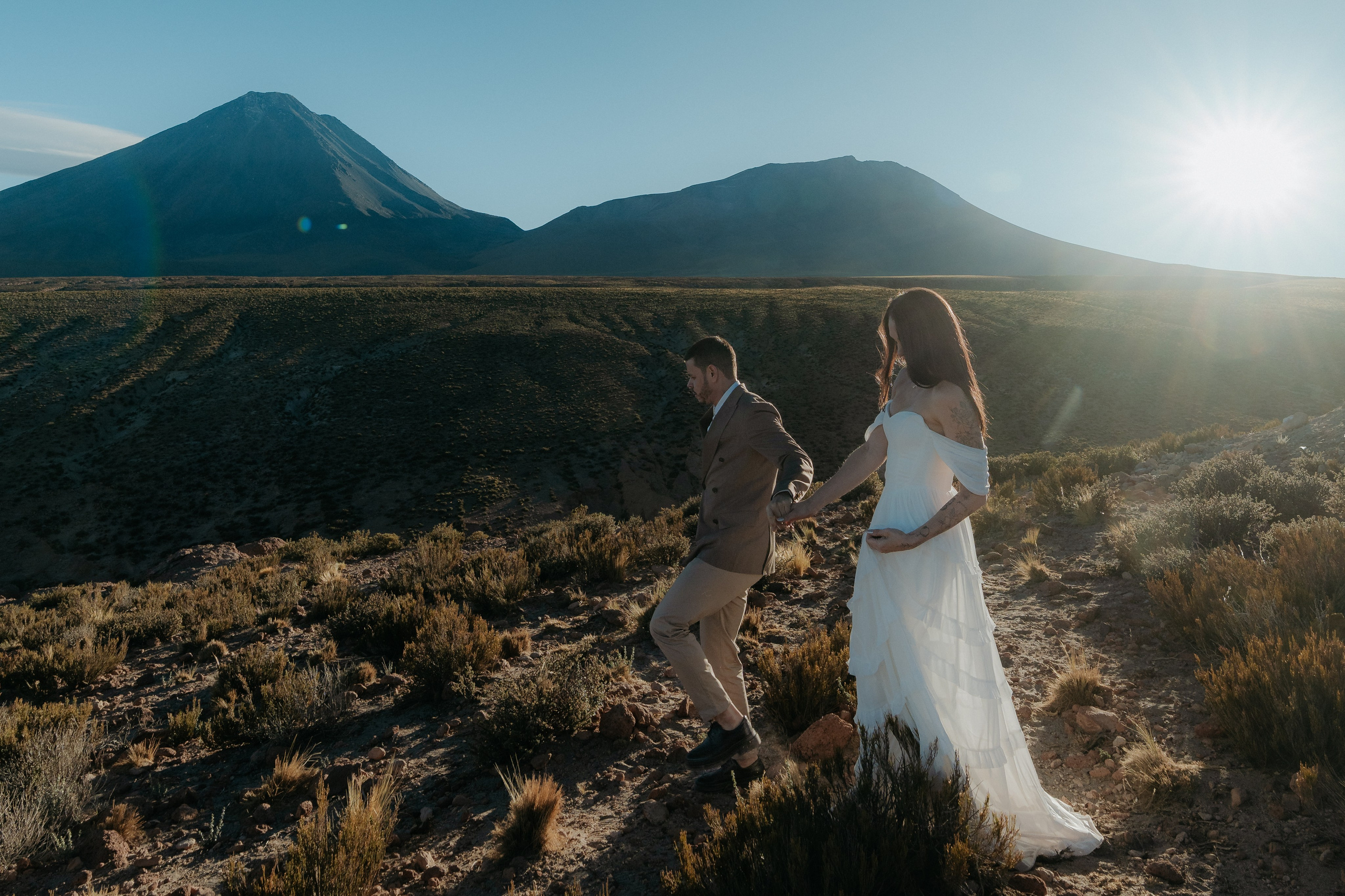 Pre-wedding no mirante do vulcão Licancabur. Photographer in San Pedro de Atacama