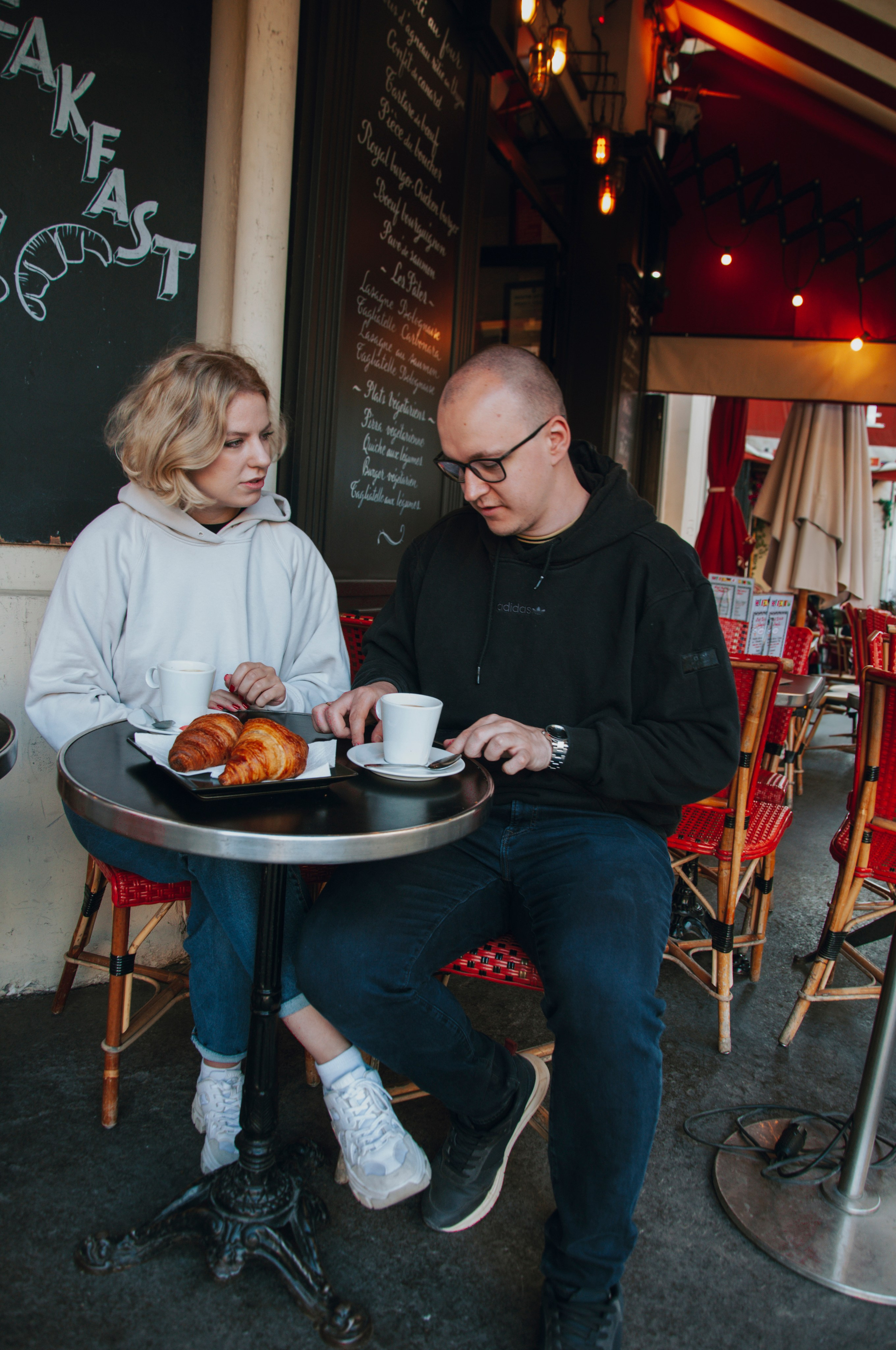 Couple photoshoot near the Louvre. Paris photographer — Polina Osipova