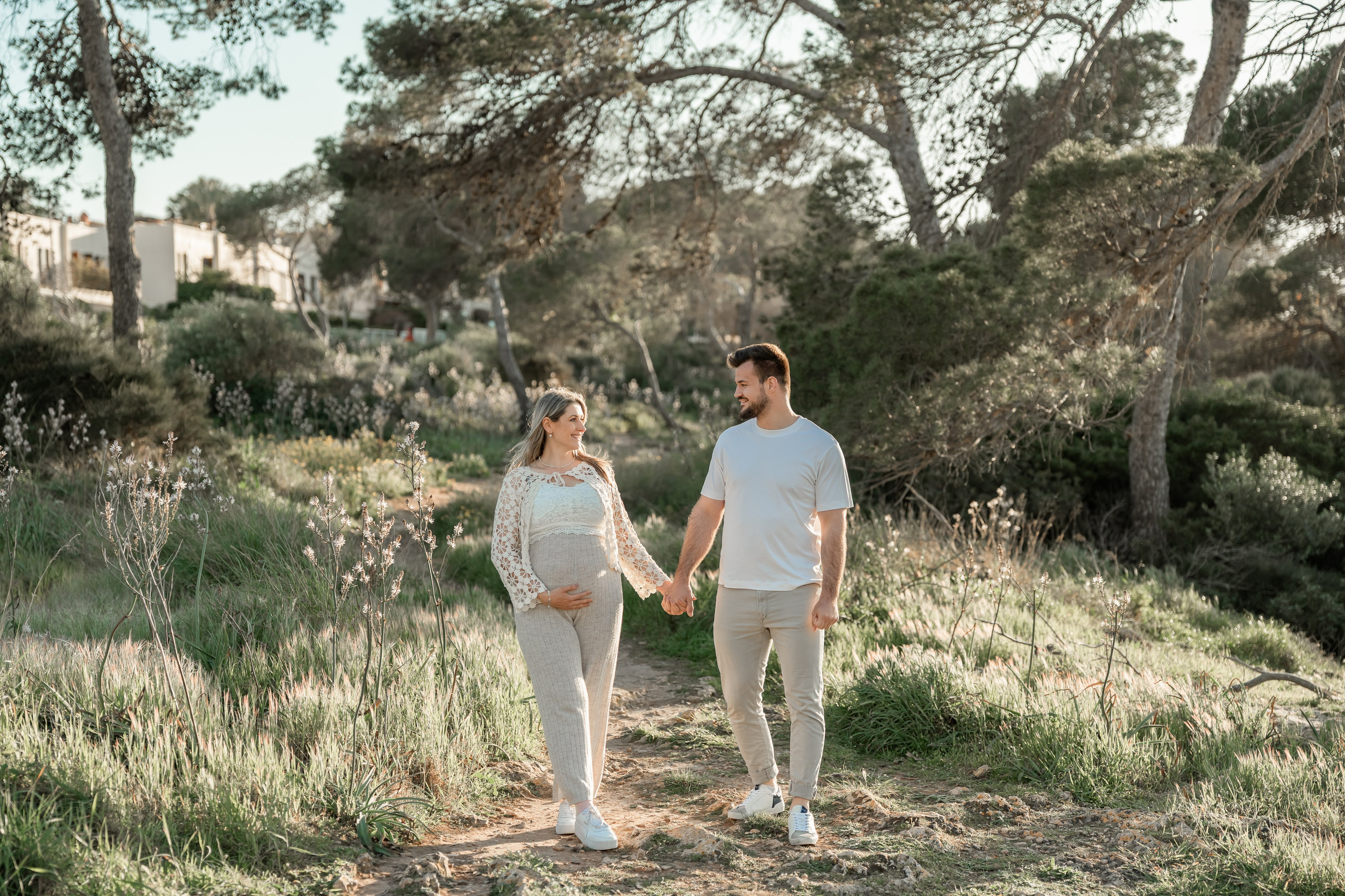 Schwangerschaftsshooting am Meer. Deine Fotografin auf Mallorca für Familien und Business
