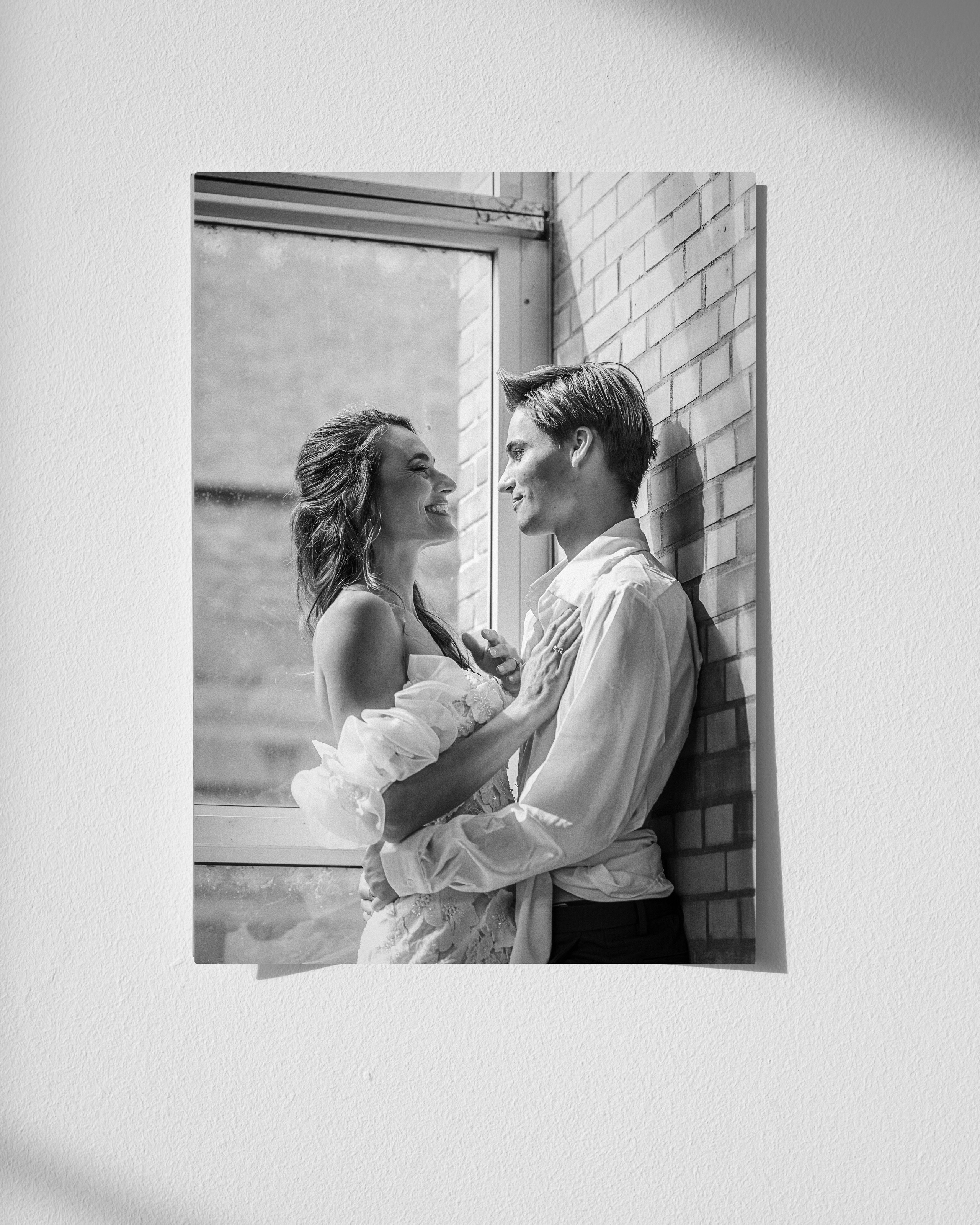 Kapture Fotografie - Editorial trouwfotografie met elegante bruid in modieuze trouwjurk tijdens een stijlvolle en romantische huwelijksreportage.