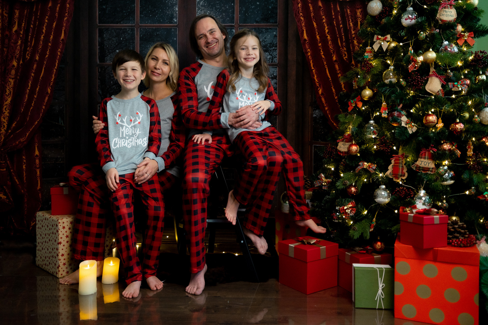 CHRISTMAS MINI FAMILY SESSIONS 2021. Professional garden design and photography services in London