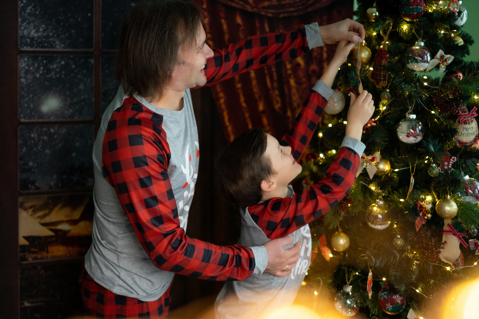 CHRISTMAS MINI FAMILY SESSIONS 2021. Professional garden design and photography services in London