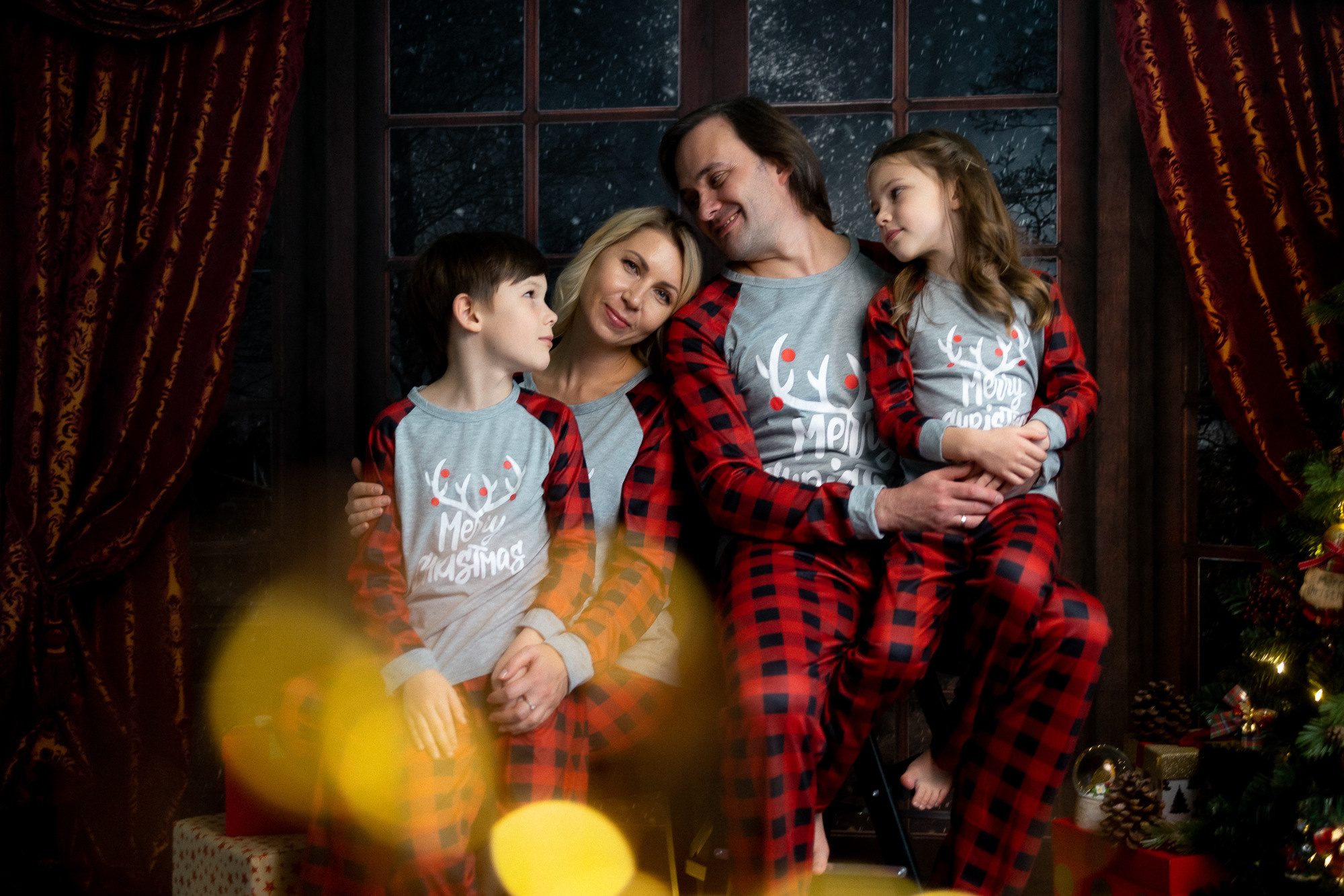 CHRISTMAS MINI FAMILY SESSIONS 2021. Professional garden design and photography services in London