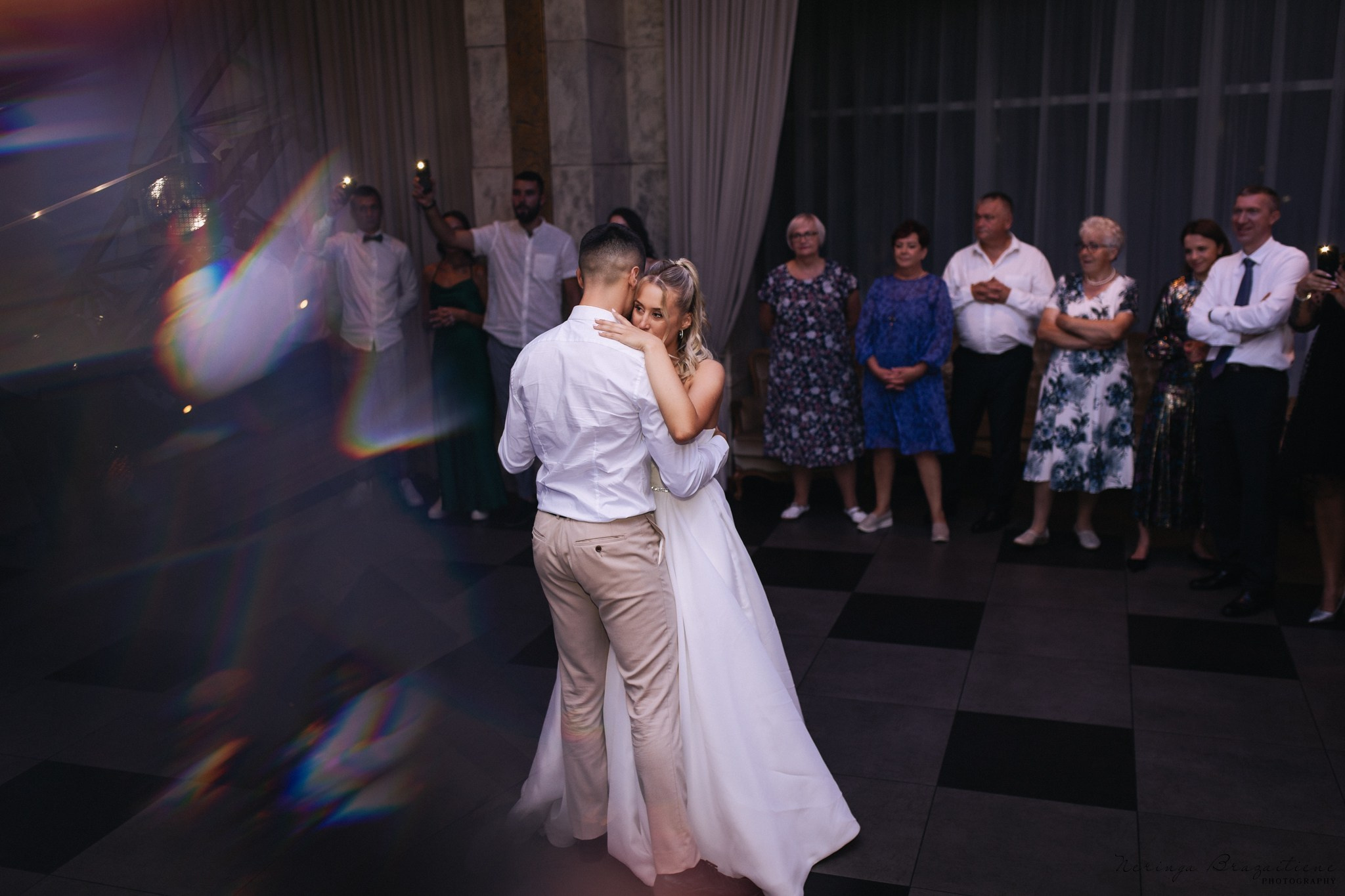 Vestuvinė fotosesija Kaune, Vienybės aikštėje, prie Lietuvos banko