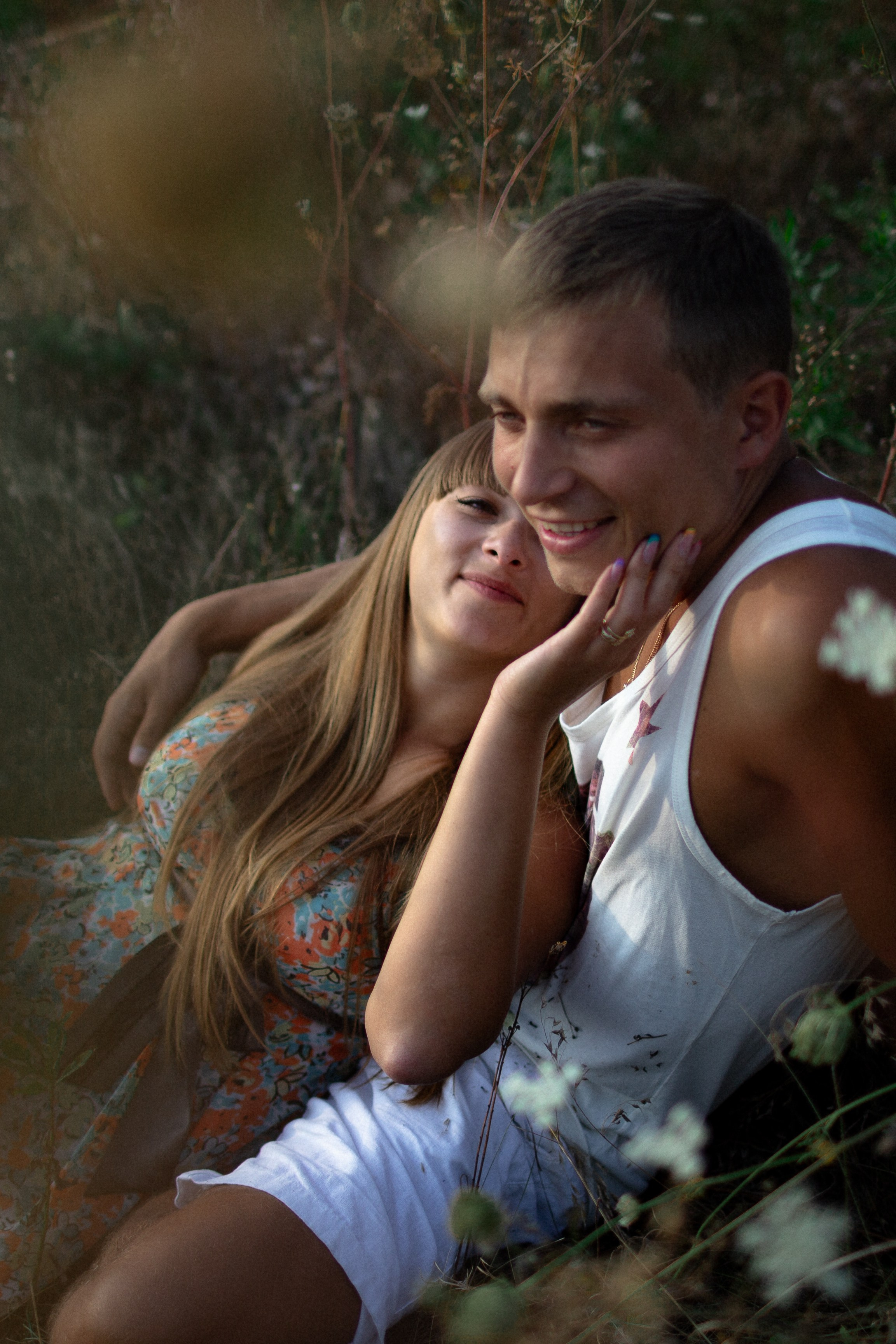 девушка нежно ладонь лицо в траве влюбленный взгляд круто включи красивые фотки