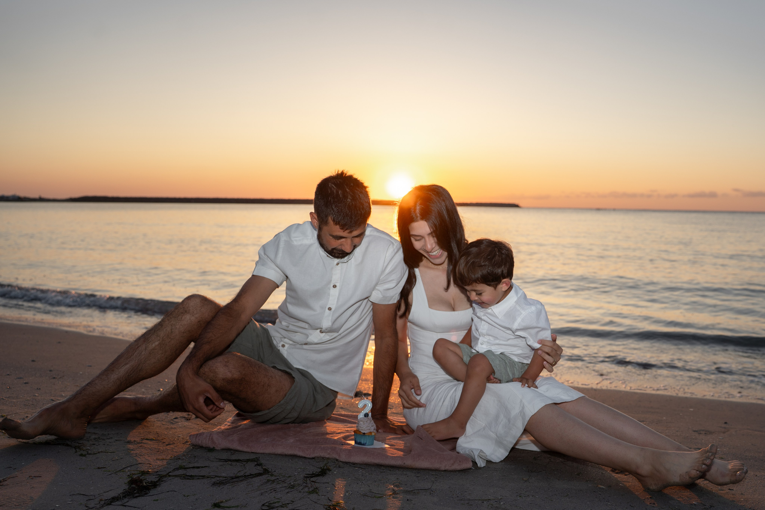 familie pe plaja care sarbatoreste ziua copilului