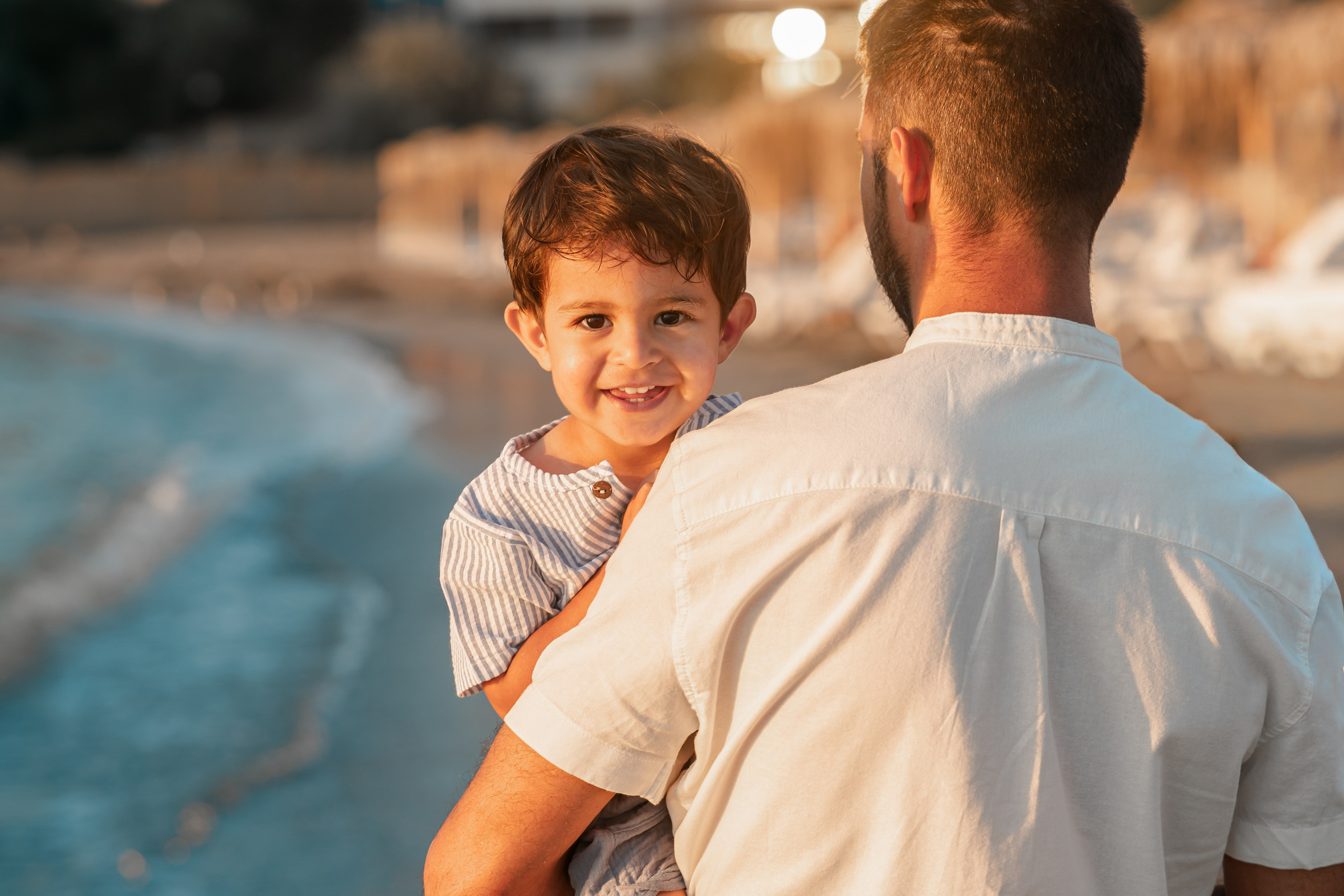 copil fericit in bratele tatalui