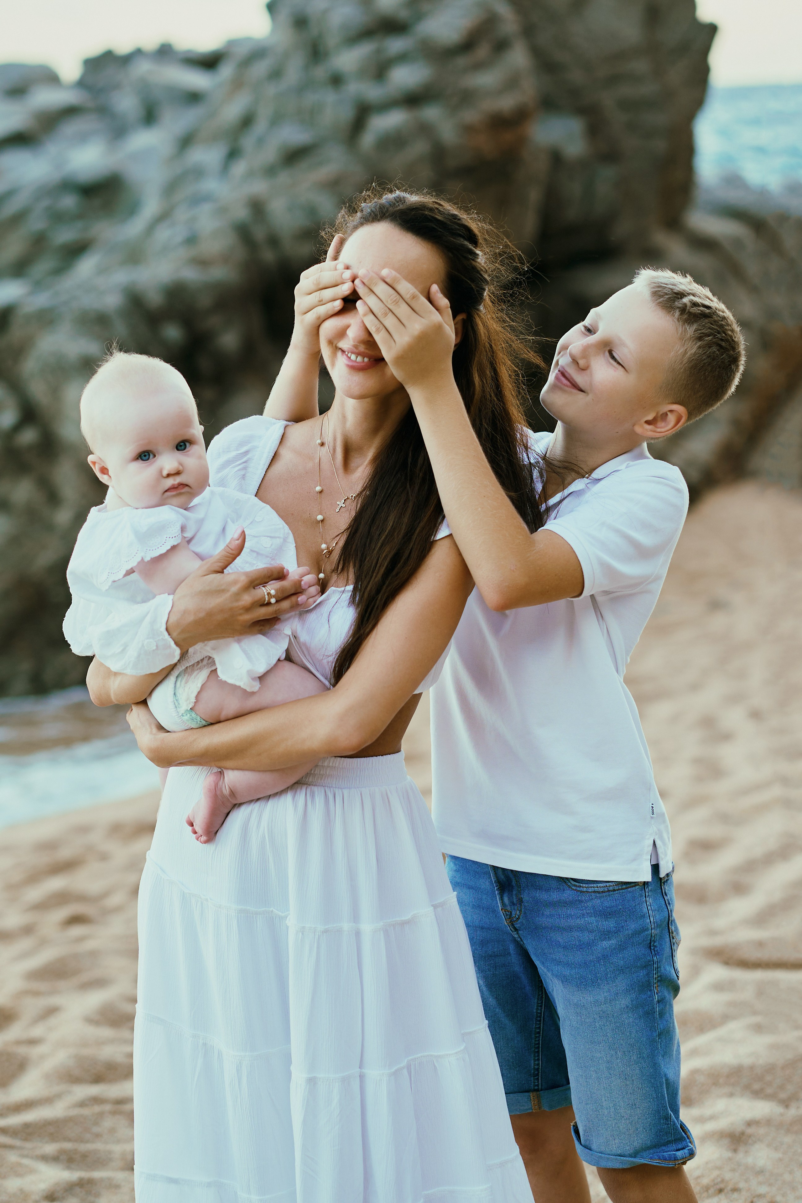 Мама с детьми на пляже. Fotógrafa en España Zhanna Zakharchenko