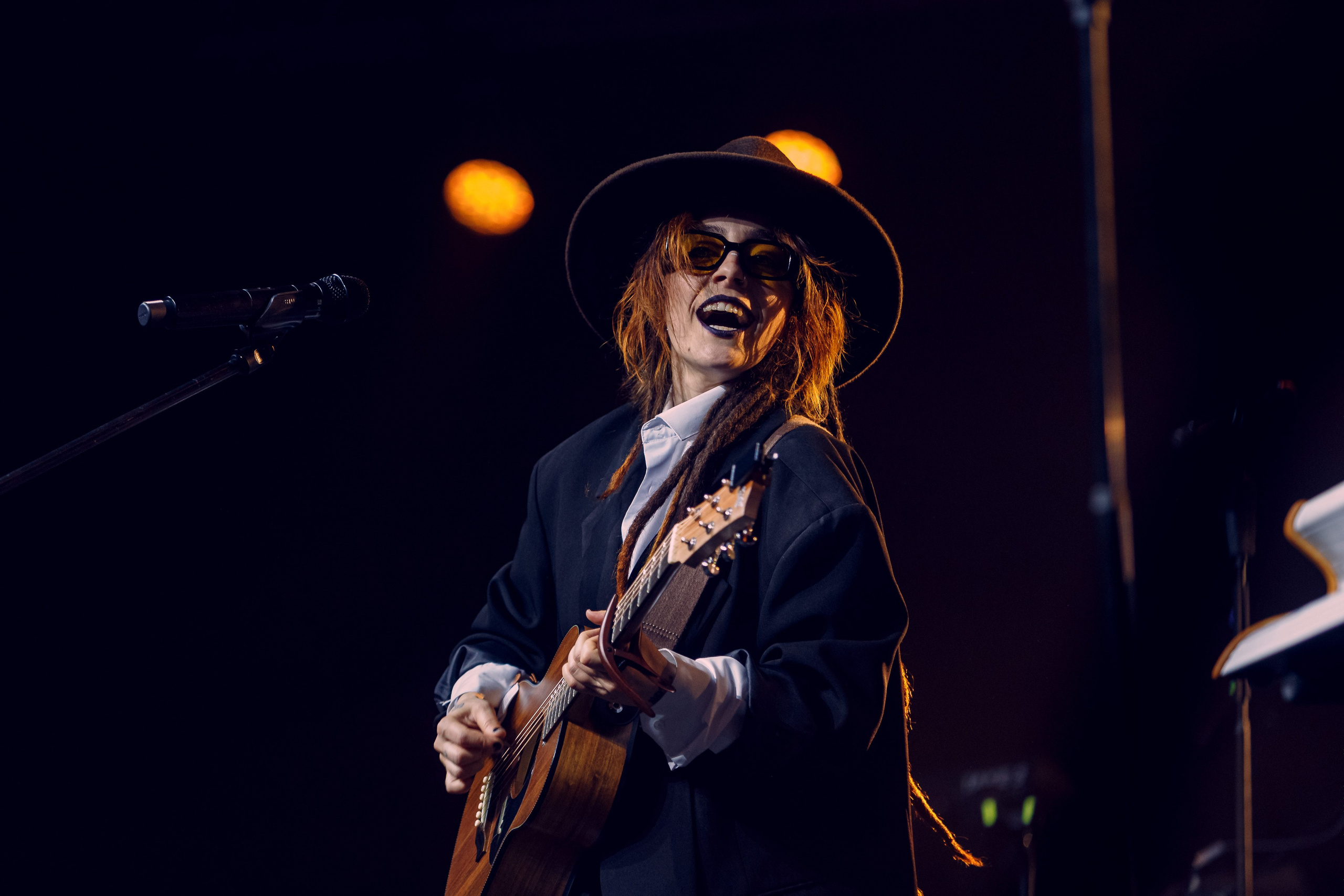 Fotos de una celebridad en un concierto. Fotógrafo de retrato, familia y reportajes en Valencia | España | Europa Vitalii Lumier