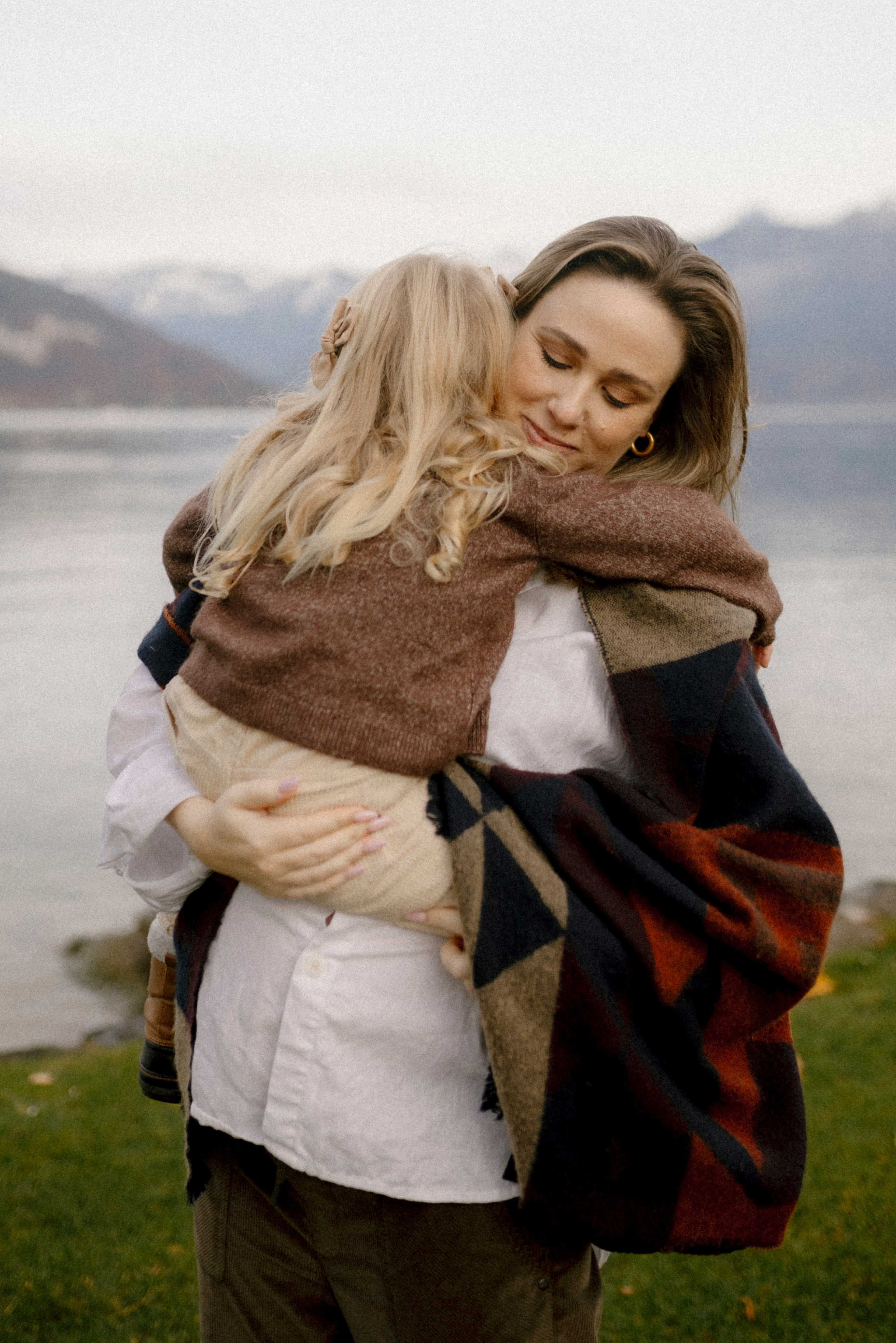 Under the Tree. Polina Sobol — family & documentary photographer in Bern. Outdoor & urban photo sessions for families, kids and couples