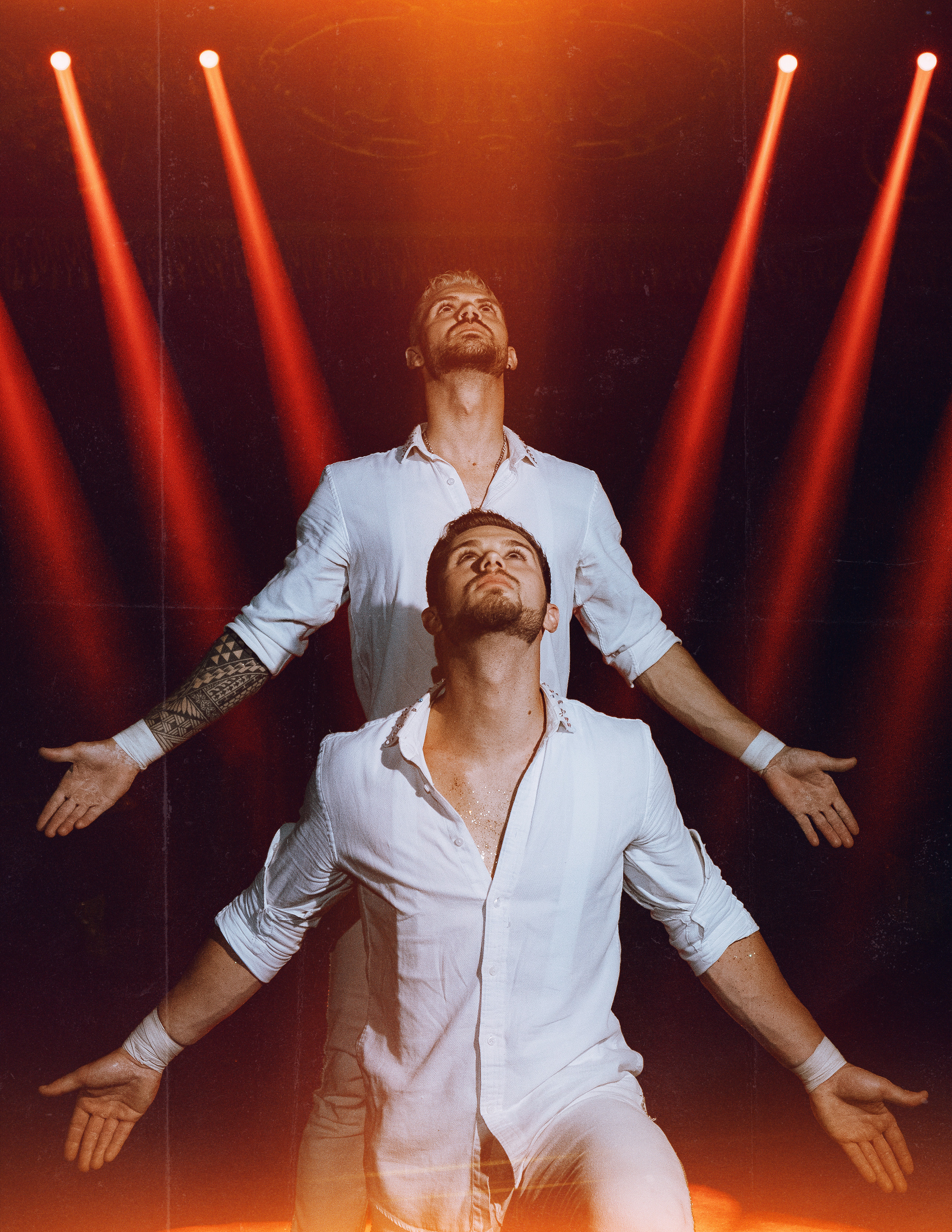 Фотосессия с братьями Castanheira: Креативные портреты с артистами Circo Quiros в Торревьехе