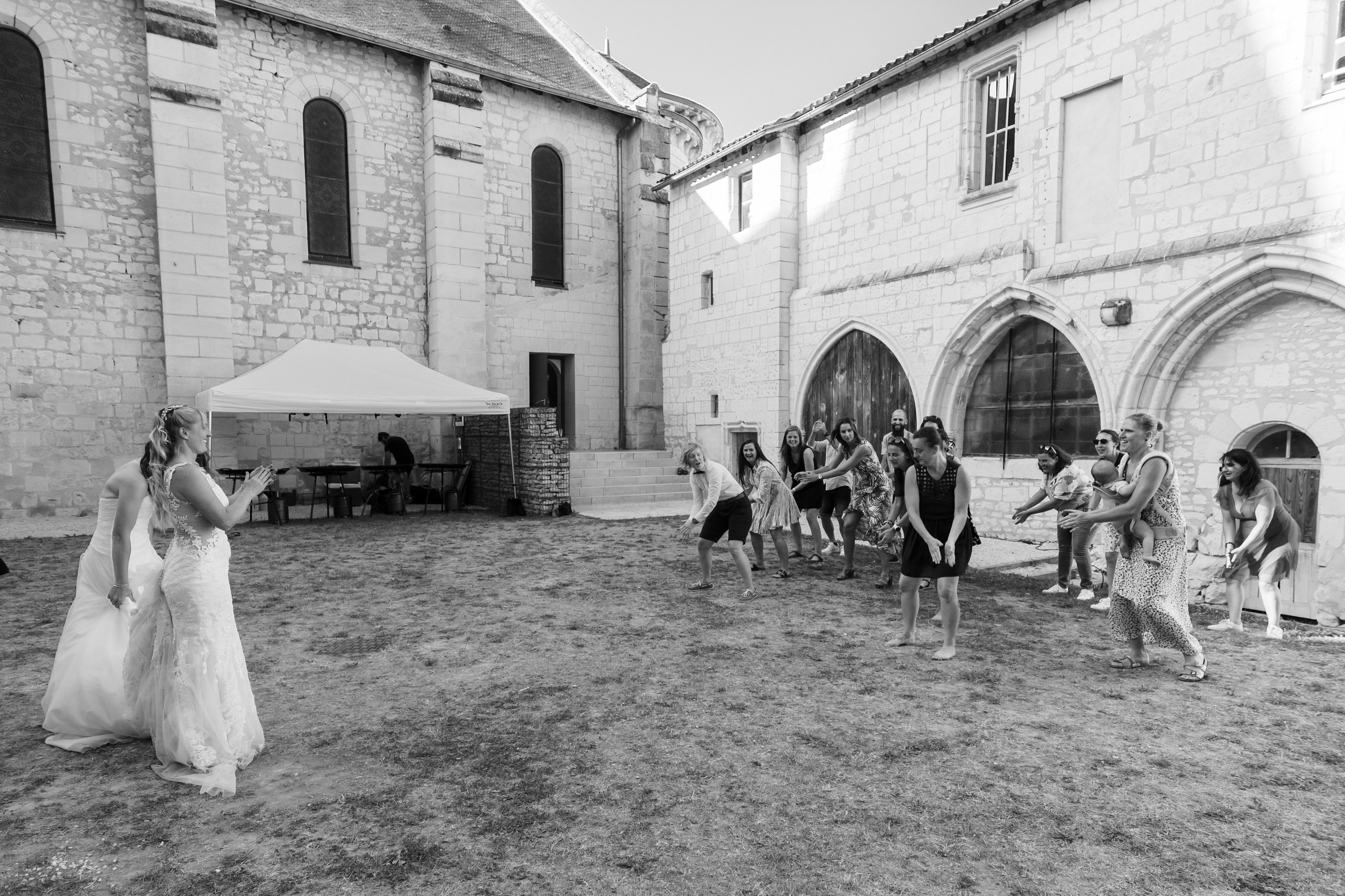 Ambiance festive après la cérémonie religieuse, mariage LGBTQ+ en extérieur