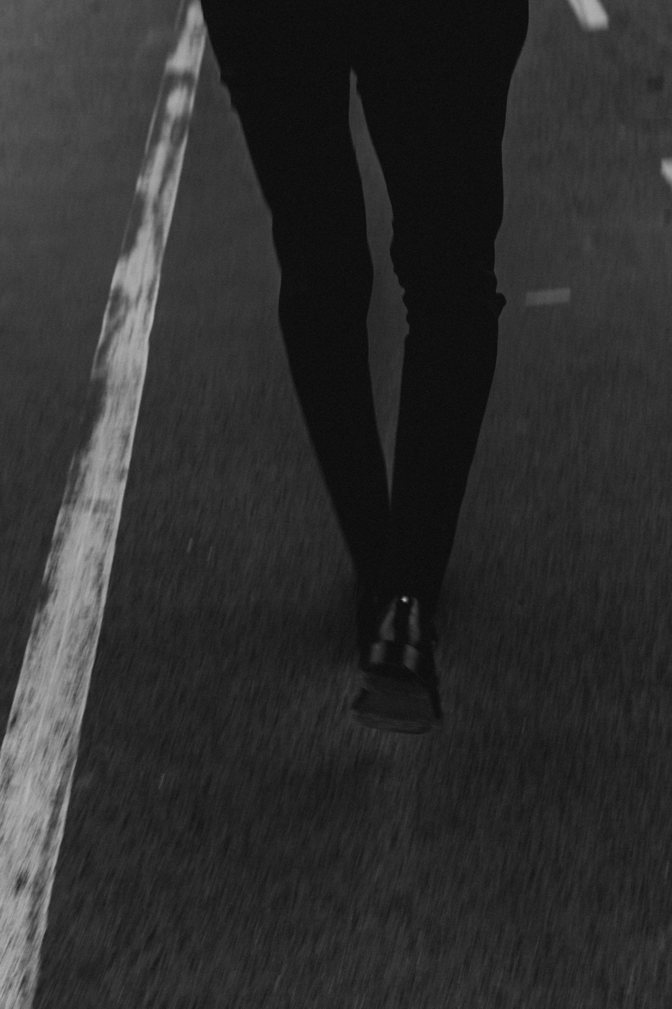 Elopement à Paris près de la Tour Eiffel — une histoire en noir et blanc. Photographe de mariage à Paris