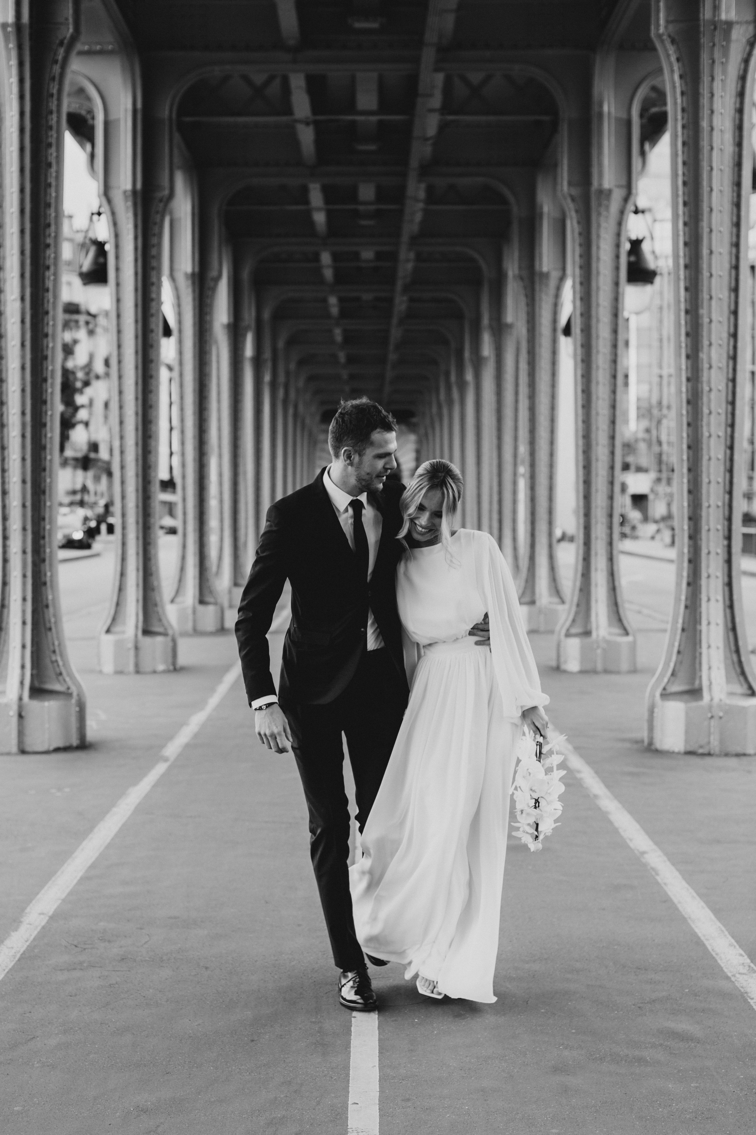Elopement à Paris près de la Tour Eiffel — une histoire en noir et blanc. Photographe de mariage à Paris