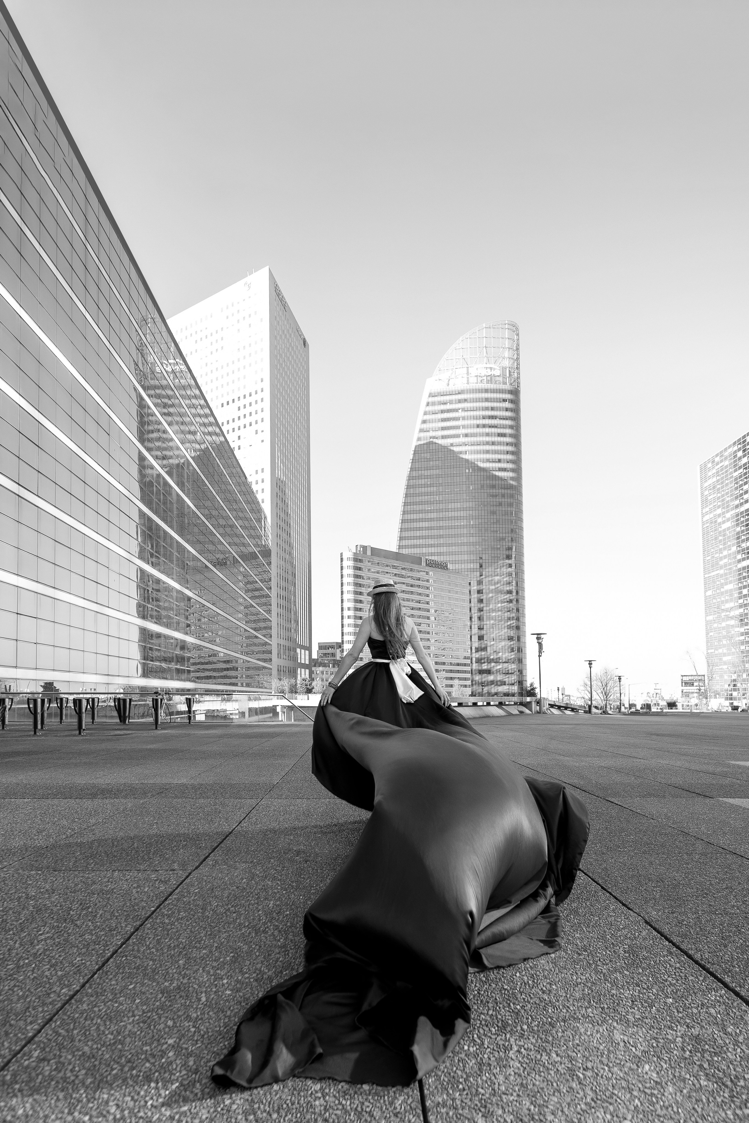 Shooting La Defence cu Lenuta. Wedding, event and family photographer in Paris, Emilian Olaru