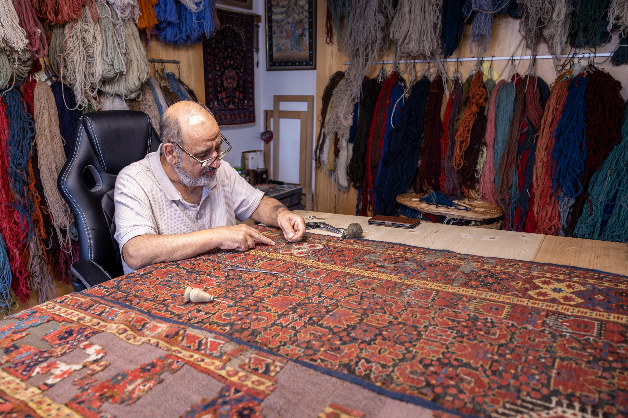 Teppichrestaurator, Salzburg, 2024. Guzel Kolobova| Fotografin| Salzburg