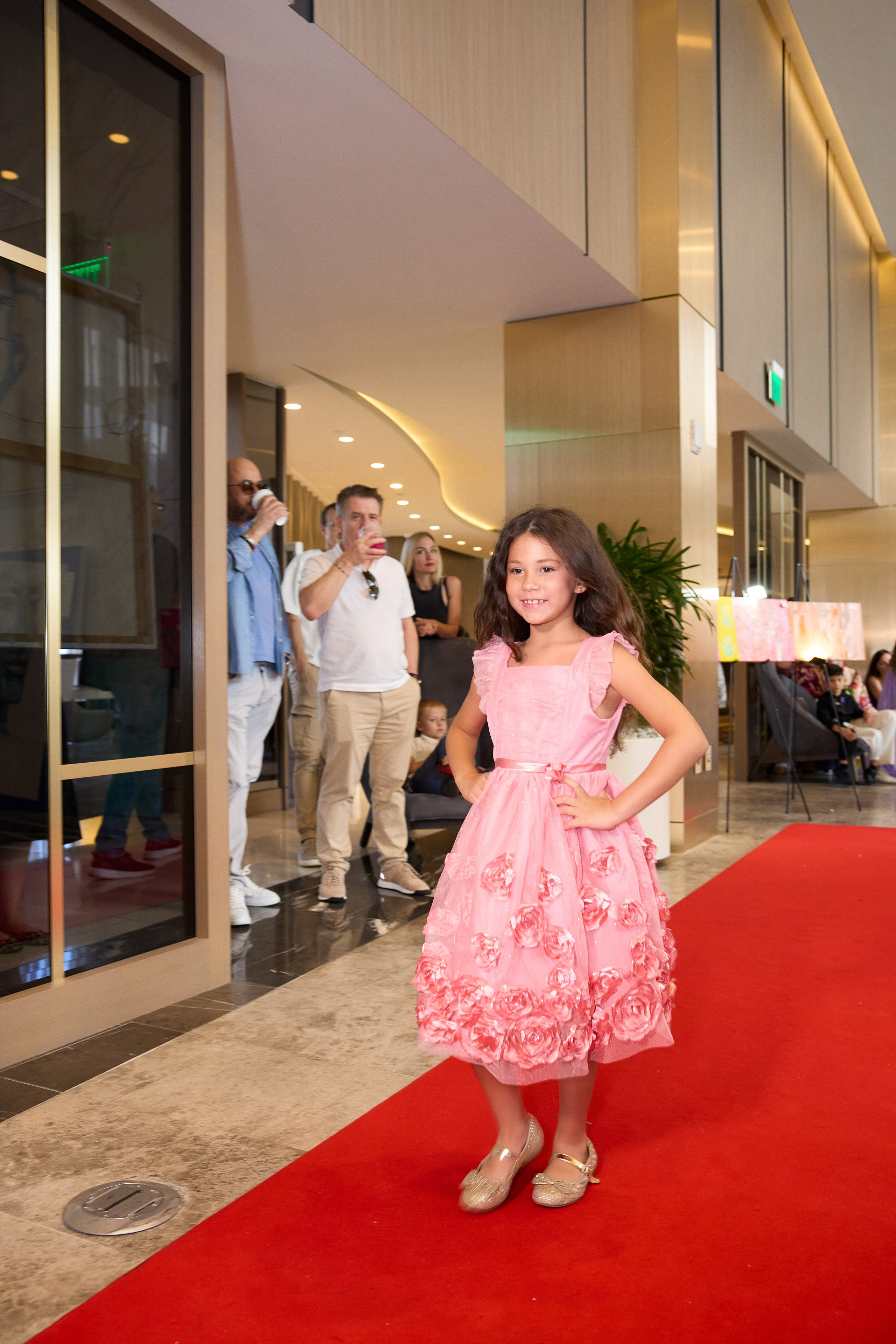 Авторская благотворительная художественная выставка Дианы Бортник. Фотограф Юлия Маковеева