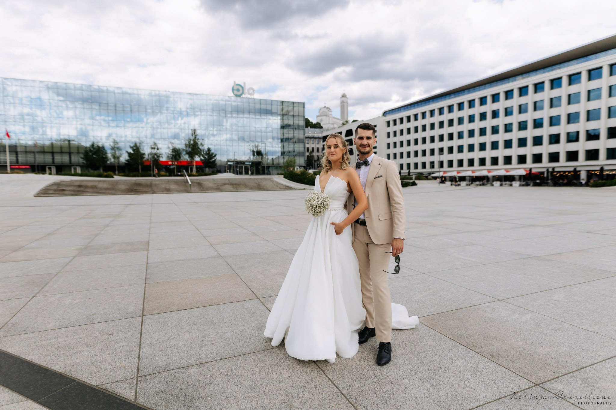 Vestuvinė fotosesija Kaune, Vienybės aikštėje, prie Lietuvos banko