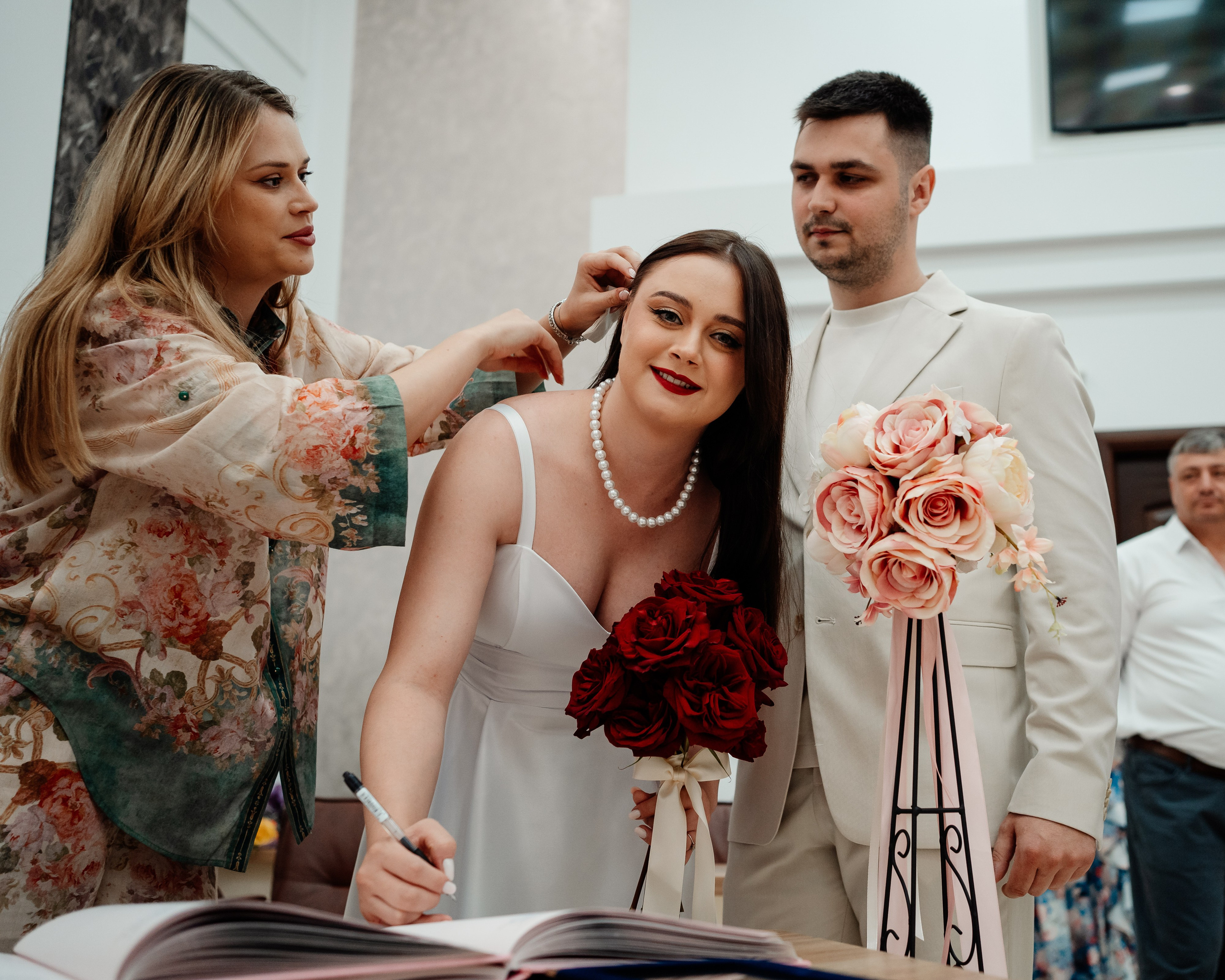 Miri fericiți în fața oficiului stării civile din Ilfov, celebrând începutul unei noi vieți împreună. Fotografie de cununie civilă, capturând naturalețea și bucuria momentului special.