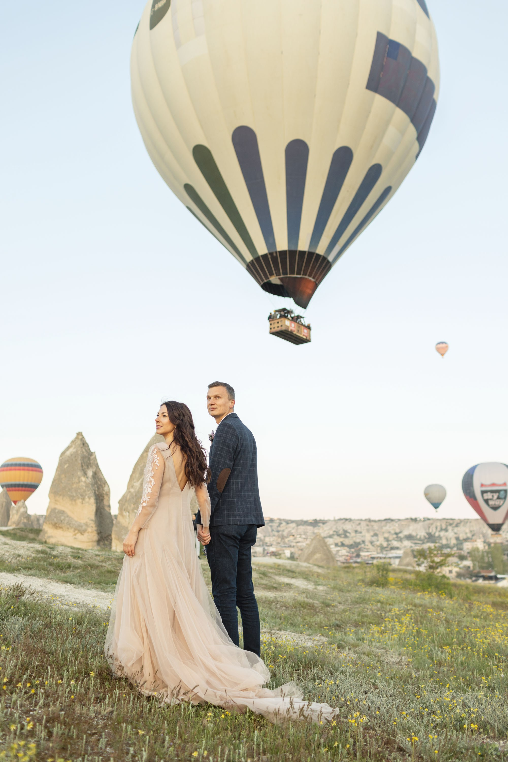 Magical Wedding Photoshoot in Cappadocia: Balloons, Caves, and Valleys. Julia Ganch I Fashion Wedding Photography I Cappadocia Turkey